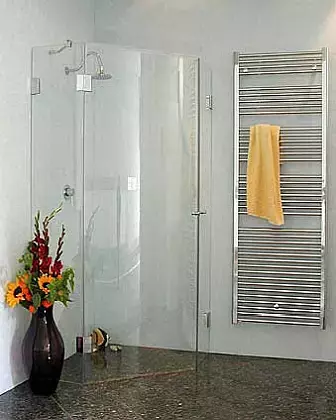 Fünfeck-Dusche mit Innentür