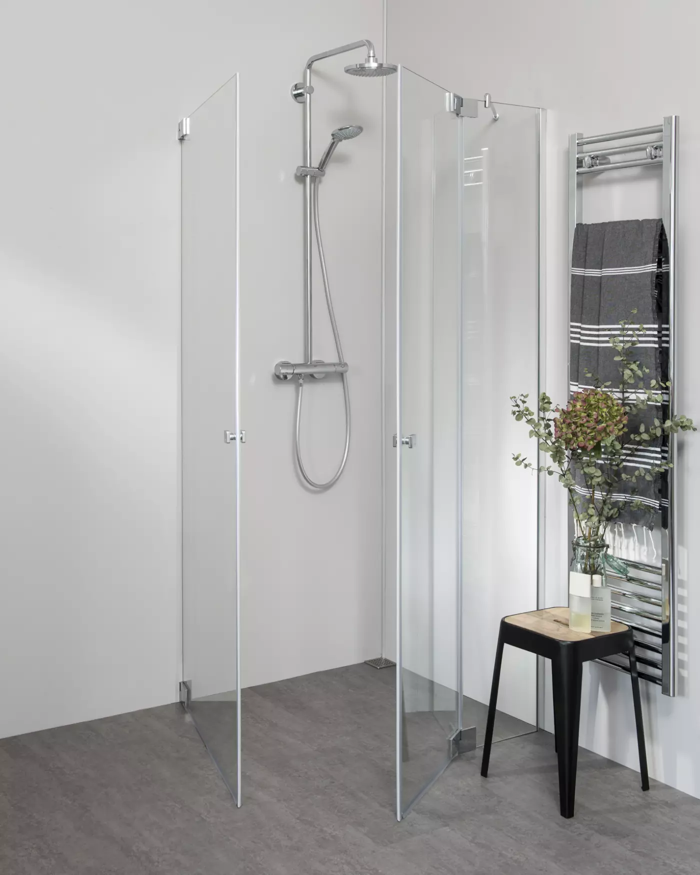 Teilgerahmte Eck Duschkabine neben Badewanne, Sondermaße