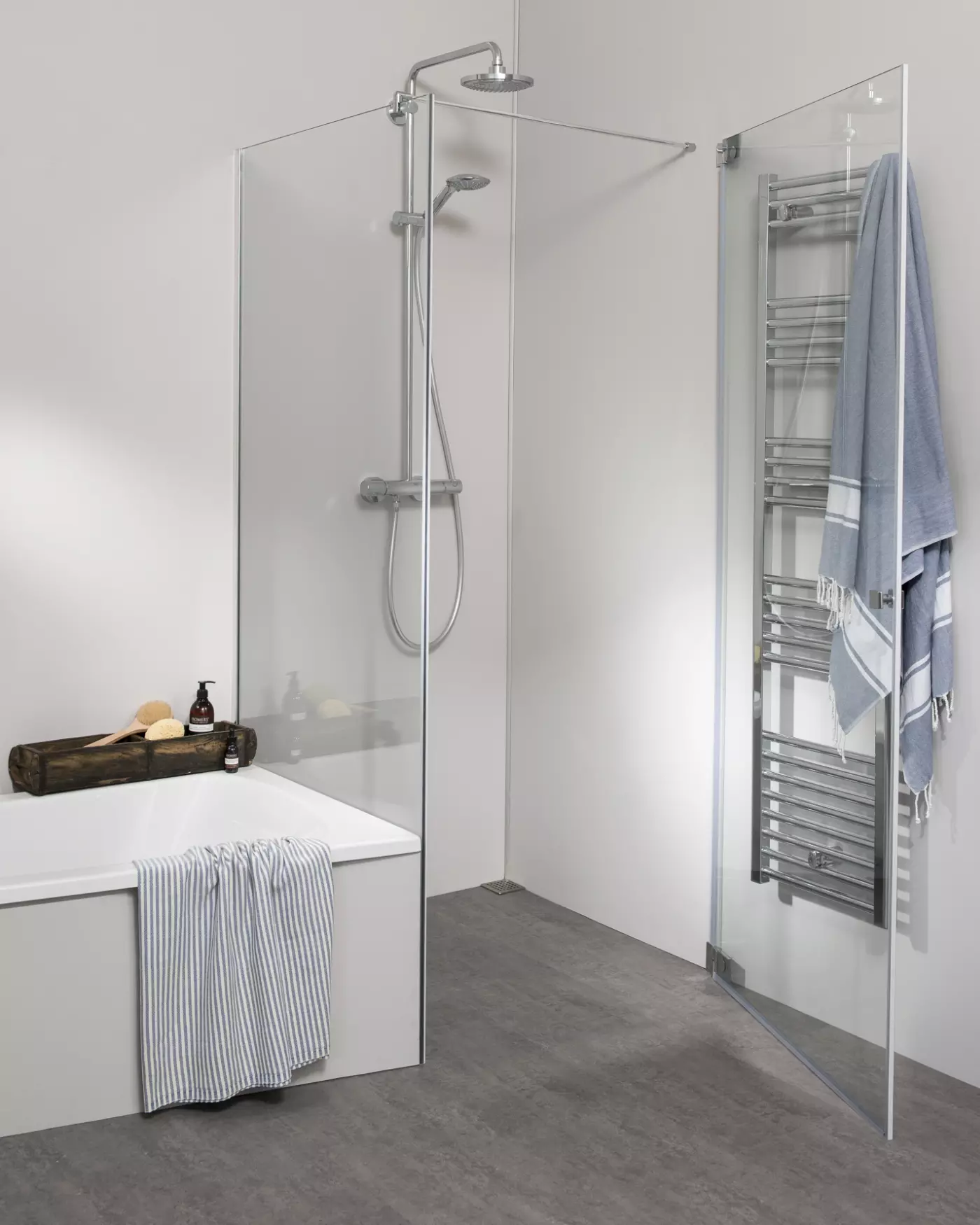 Teilgerahmte Eck Duschkabine mit verkürzter Festwand neben Badewanne und Pendeltür an Wand
