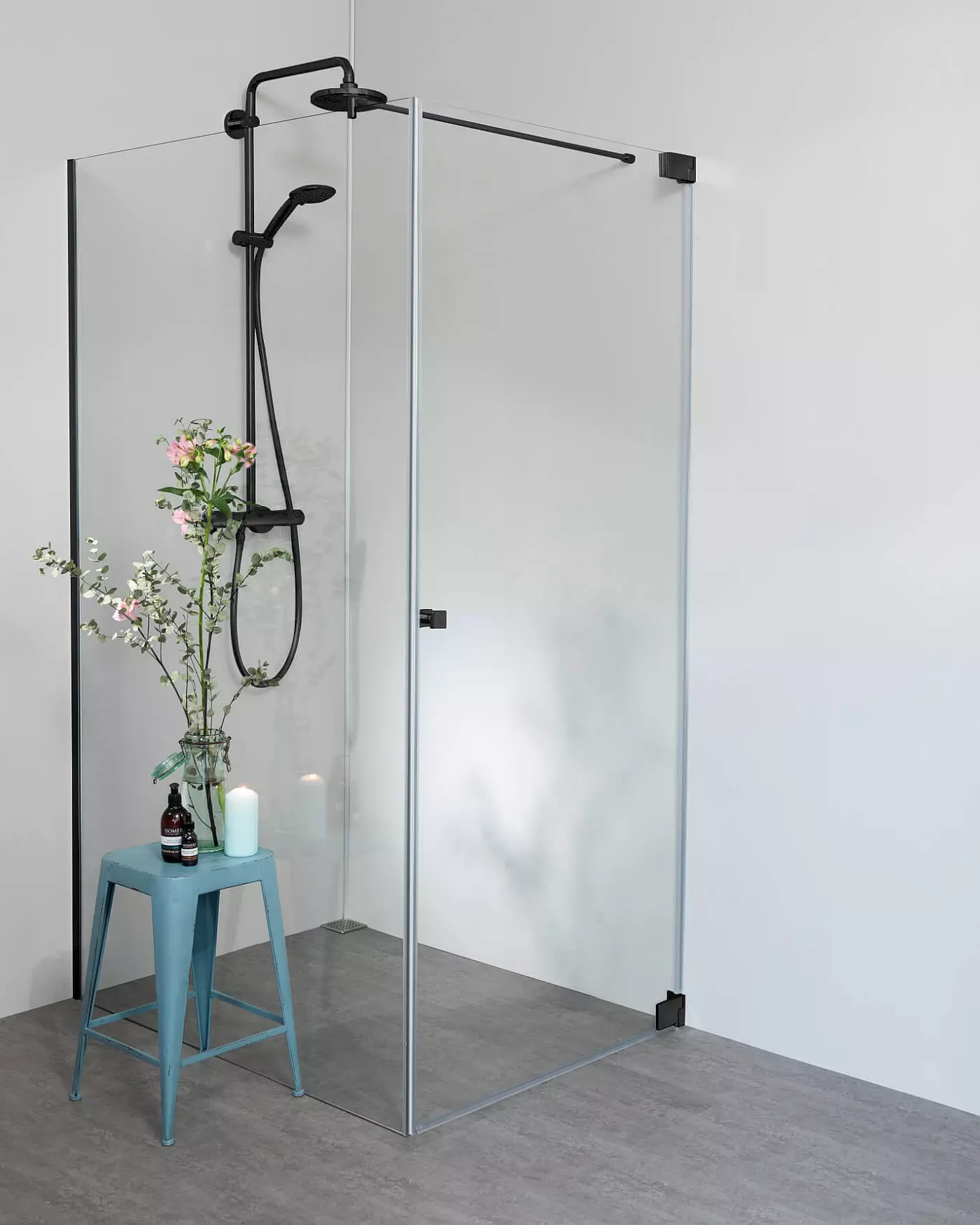 Teilgerahmte Eckdusche mit Pendeltür an Wand und Festwand 120cm