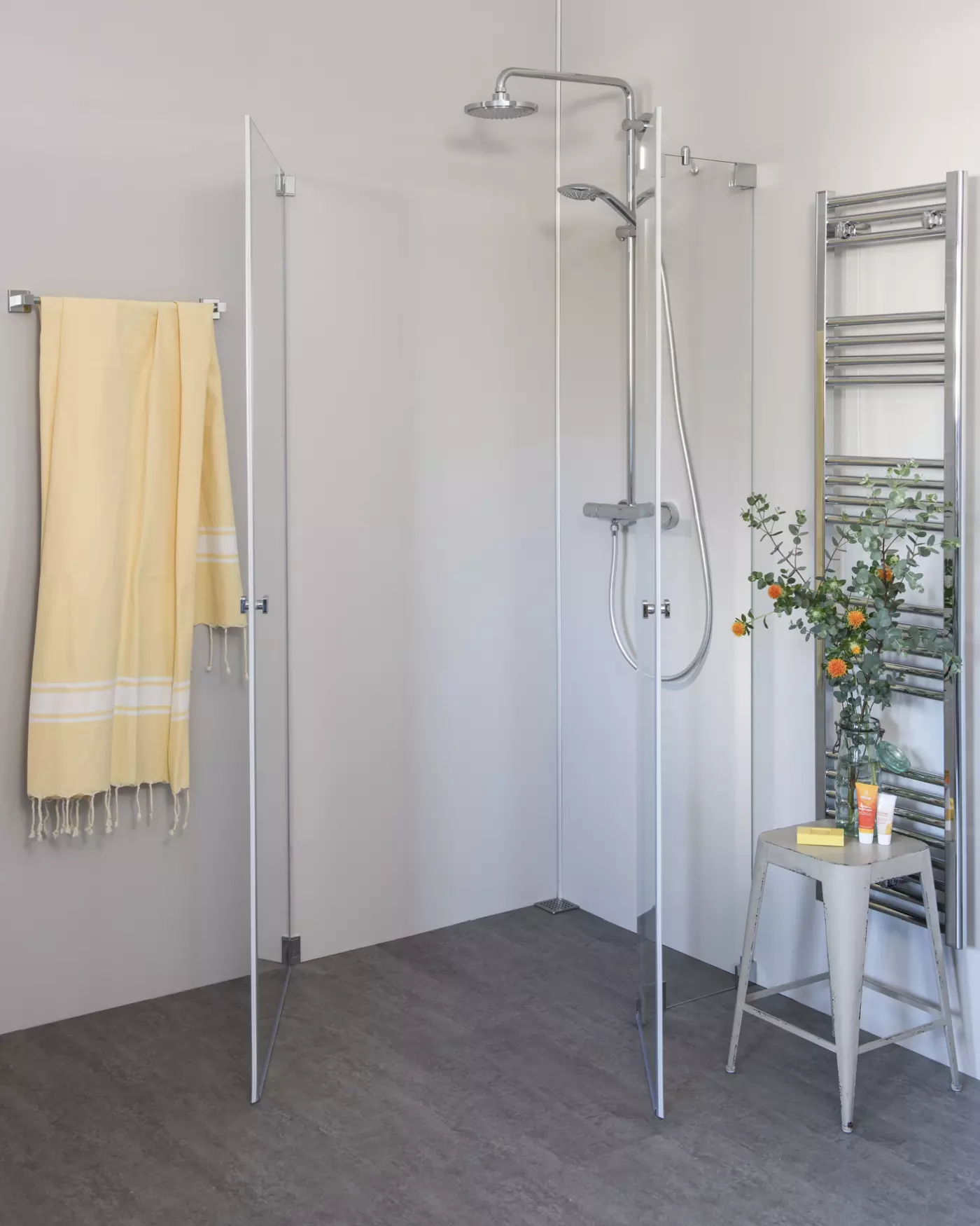 Eck Duschkabine mit Pendeltür an Wand und Pendeltür an Festteil, Sondermaße