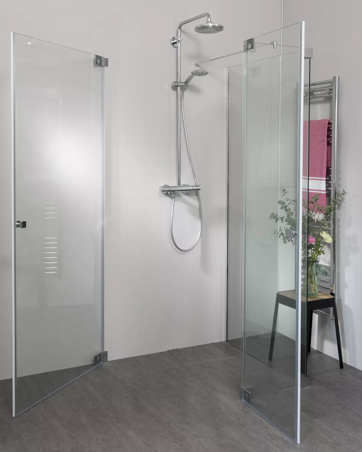 Duschkabine U Form neben Badewanne mit 2 Pendeltüren & Festwand teilgerahmt, Sondermaße