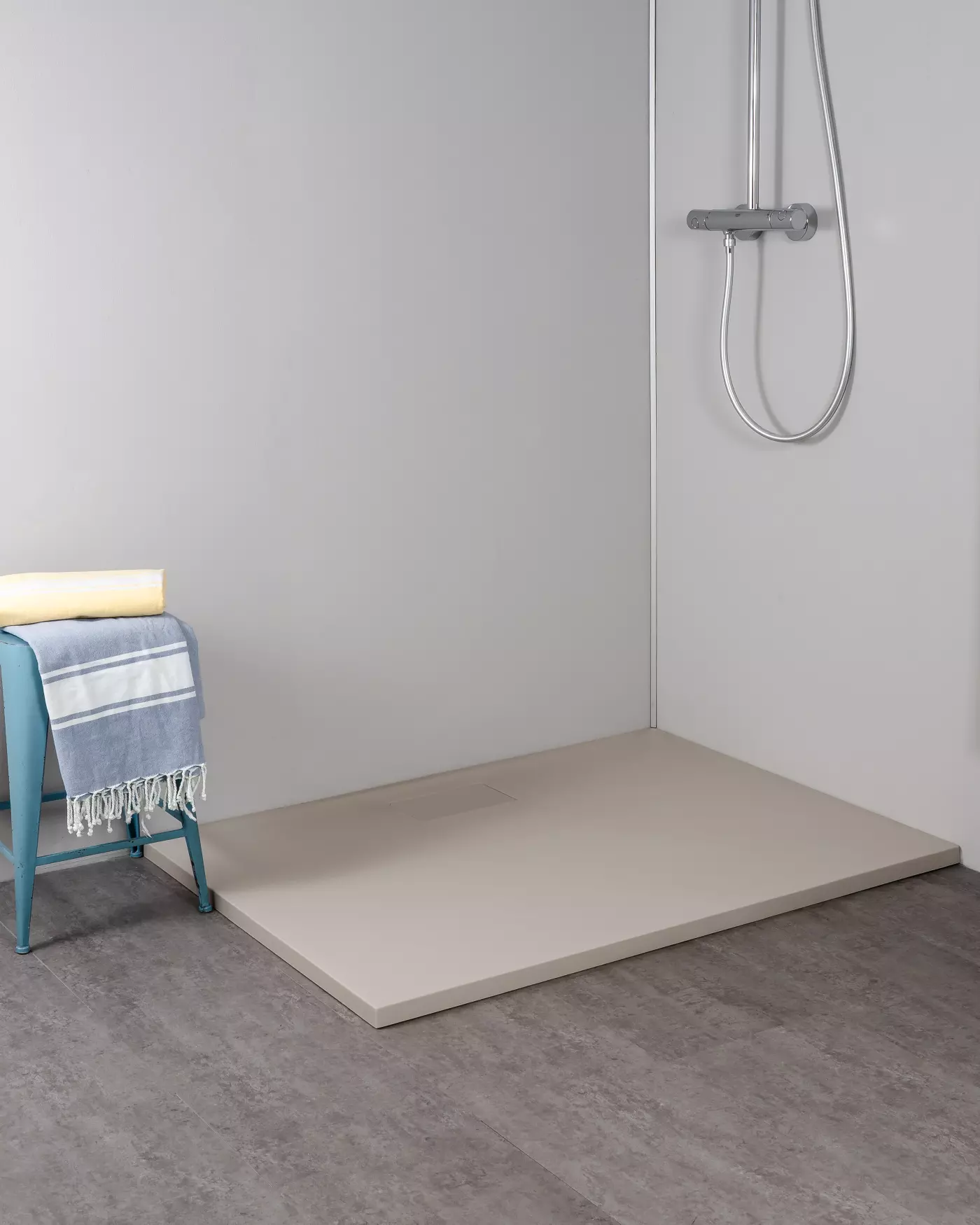 Walk-in Dusche, Duschwanne, Duschbasis, graues Badezimmer, Stein-Duschplattform