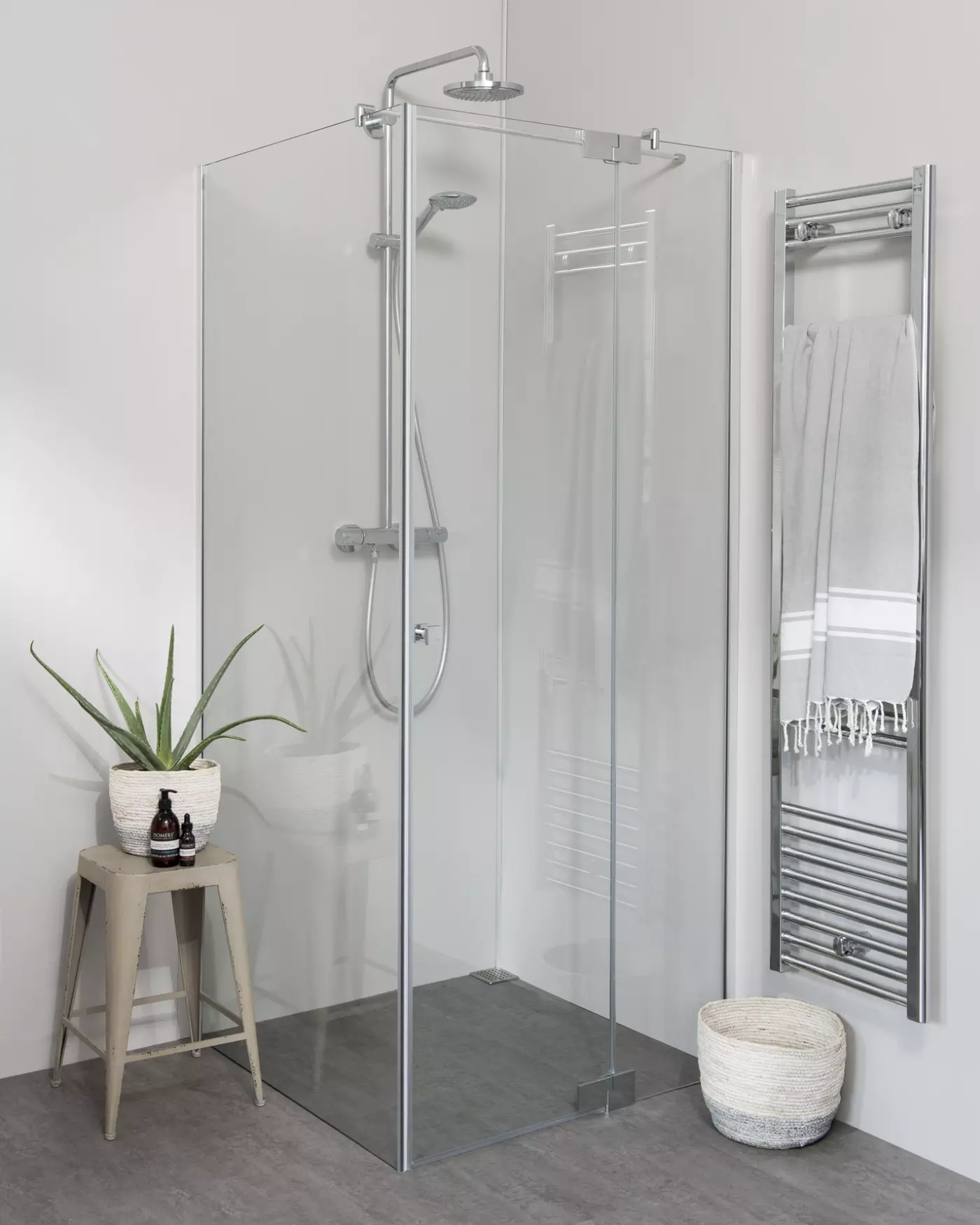 Teilgerahmte Eckdusche mit Pendeltür und Festwand, Sondermaße