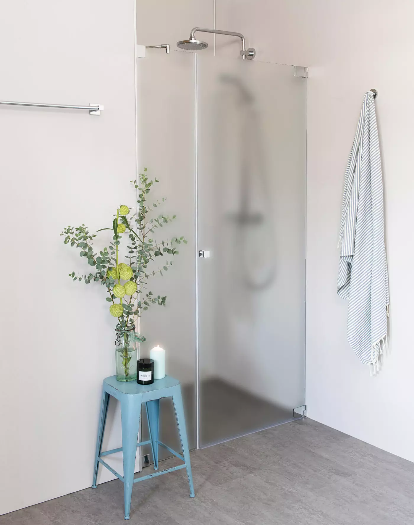Nischendusche mit Pendeltür an Wand & Zusatz Festteil nach Maß