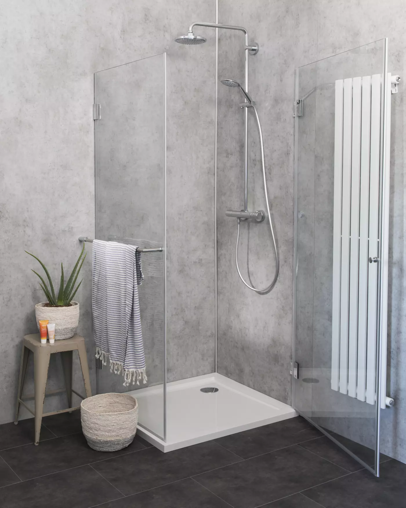 Eckdusche 75x75 mit Festwand, Tür an Wand & Duschwanne