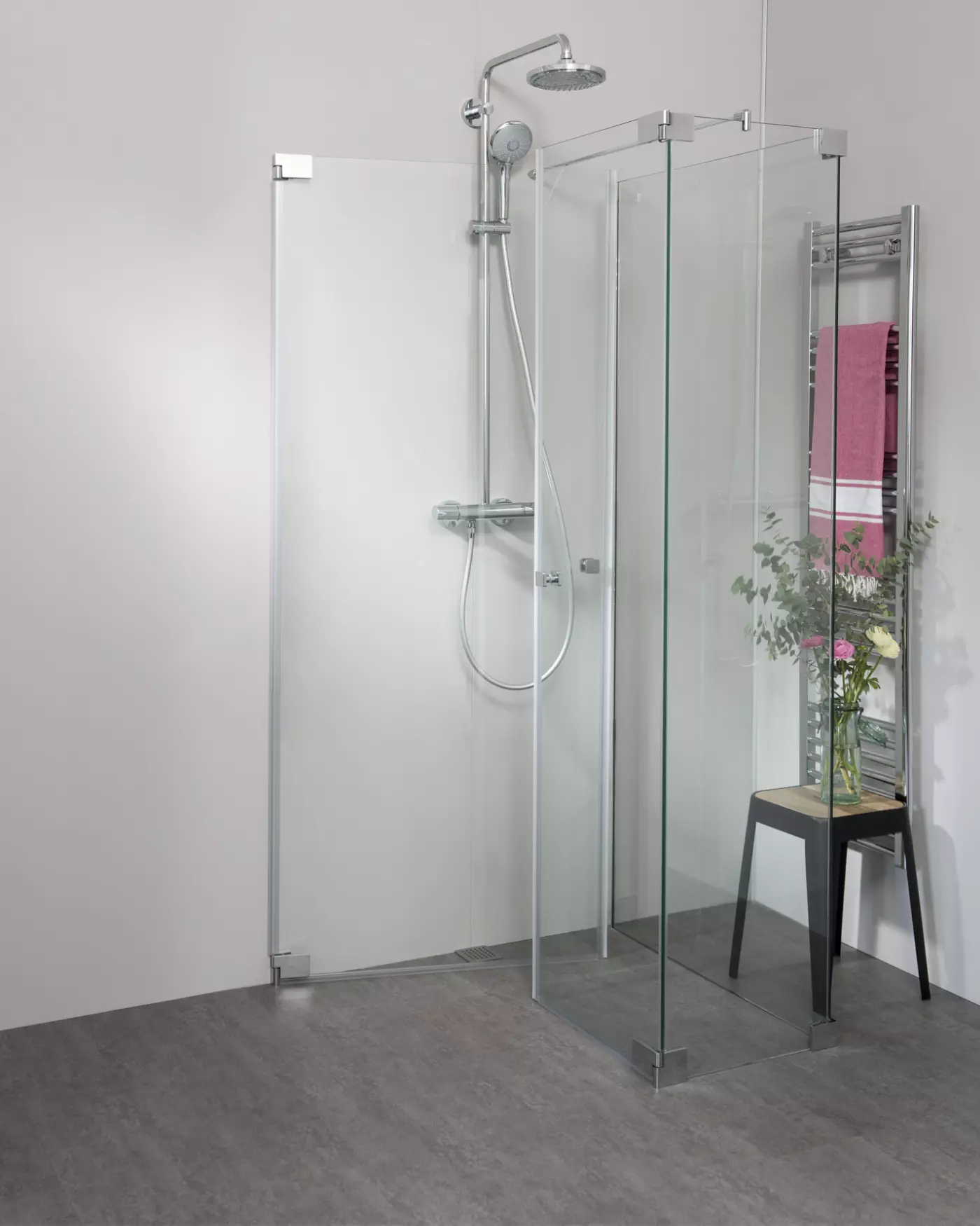 Duschkabine U Form neben Badewanne mit 2 Pendeltüren & Festwand teilgerahmt, Sondermaße