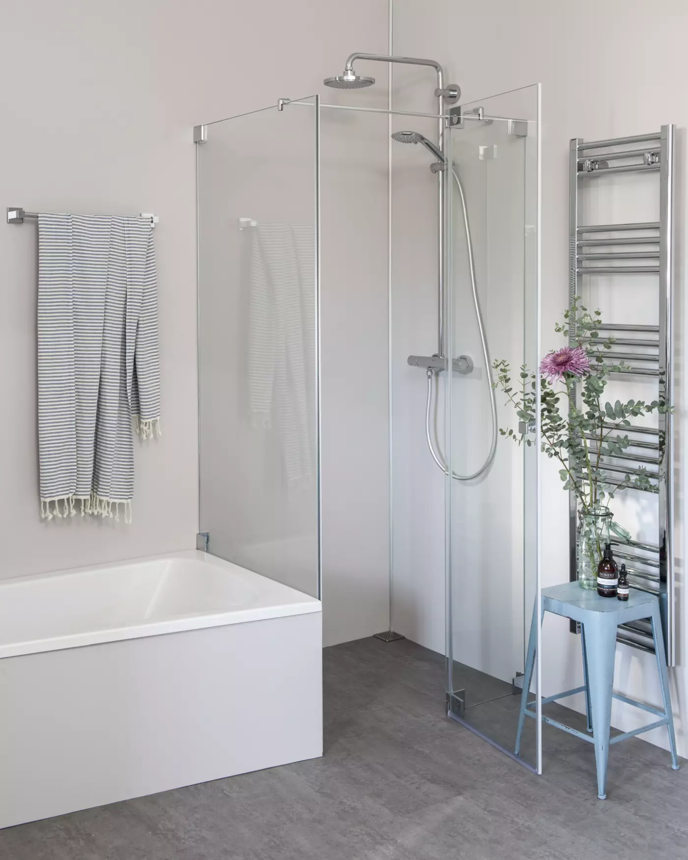 Eck Duschkabine mit verkürzter Seitenwand neben Badewanne und Pendeltür