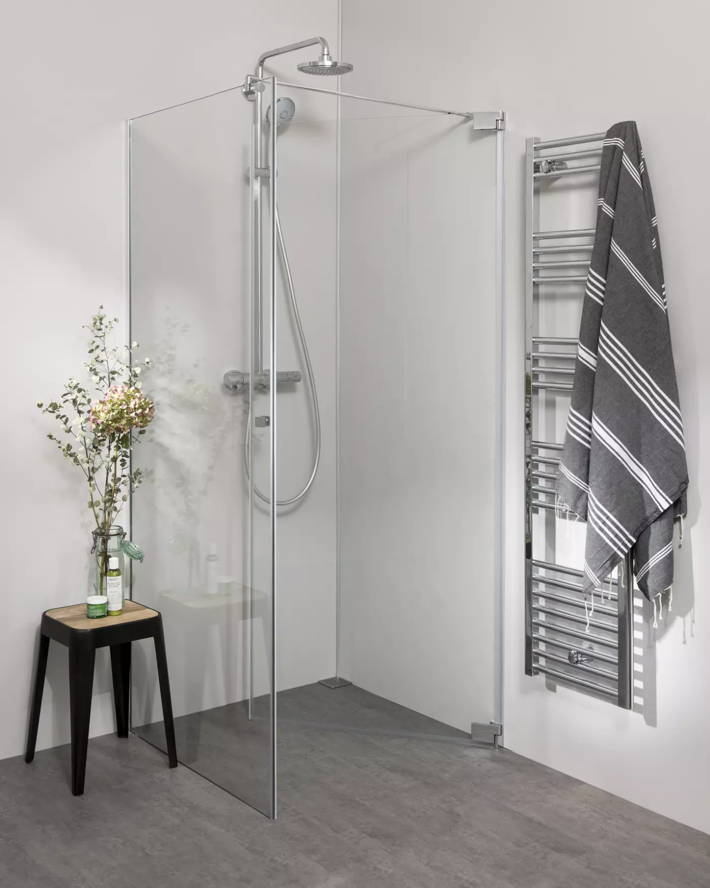 Teilgerahmte Eckdusche mit Pendeltür an Wand und Festwand