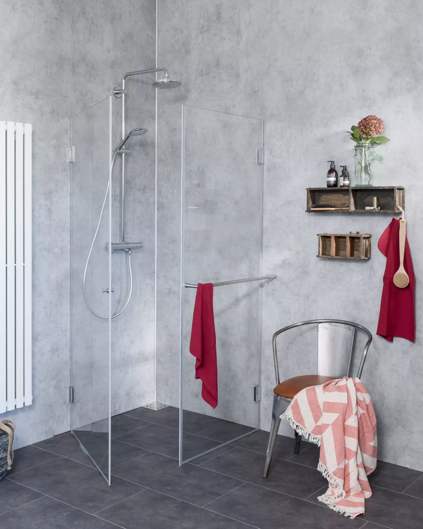 Bündige Eck-Duschkabine mit Festwand und Tür an Wand