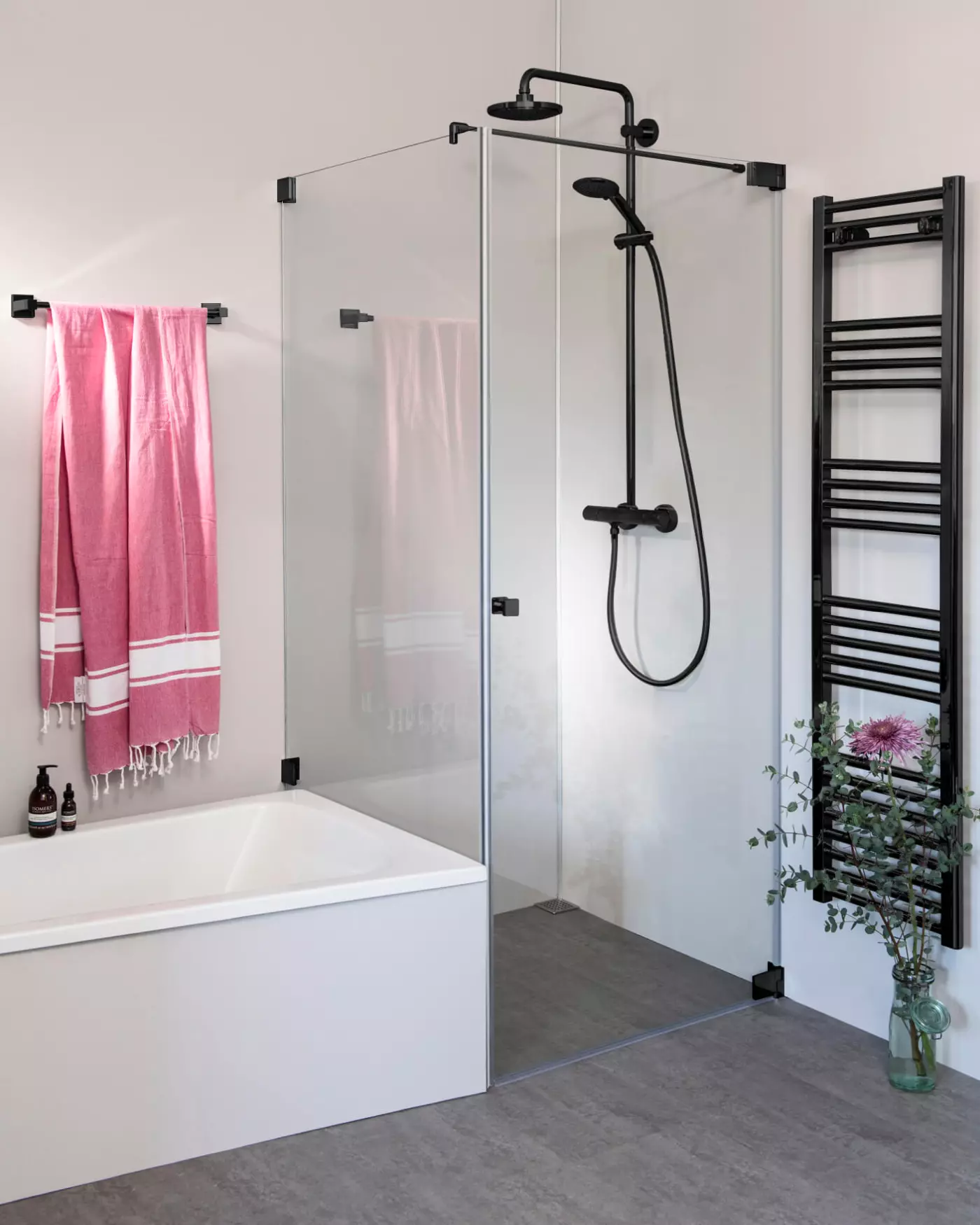 Eck Duschkabine mit verkürzter Festwand neben Badewanne und Pendeltür an Wand