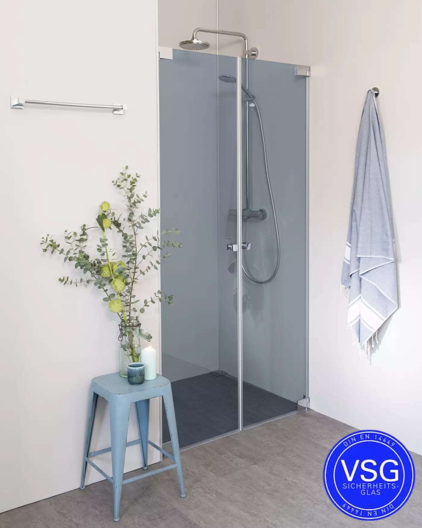 VSG Nischendusche mit Doppelpendeltür an Wand nach Maß