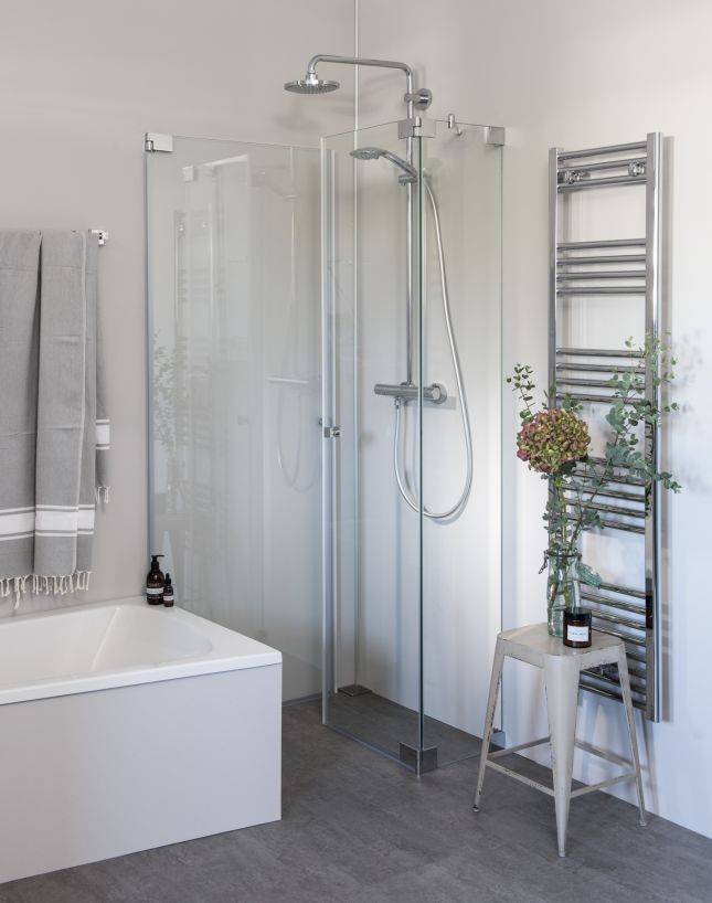Eckdusche neben Badewanne Innentür
