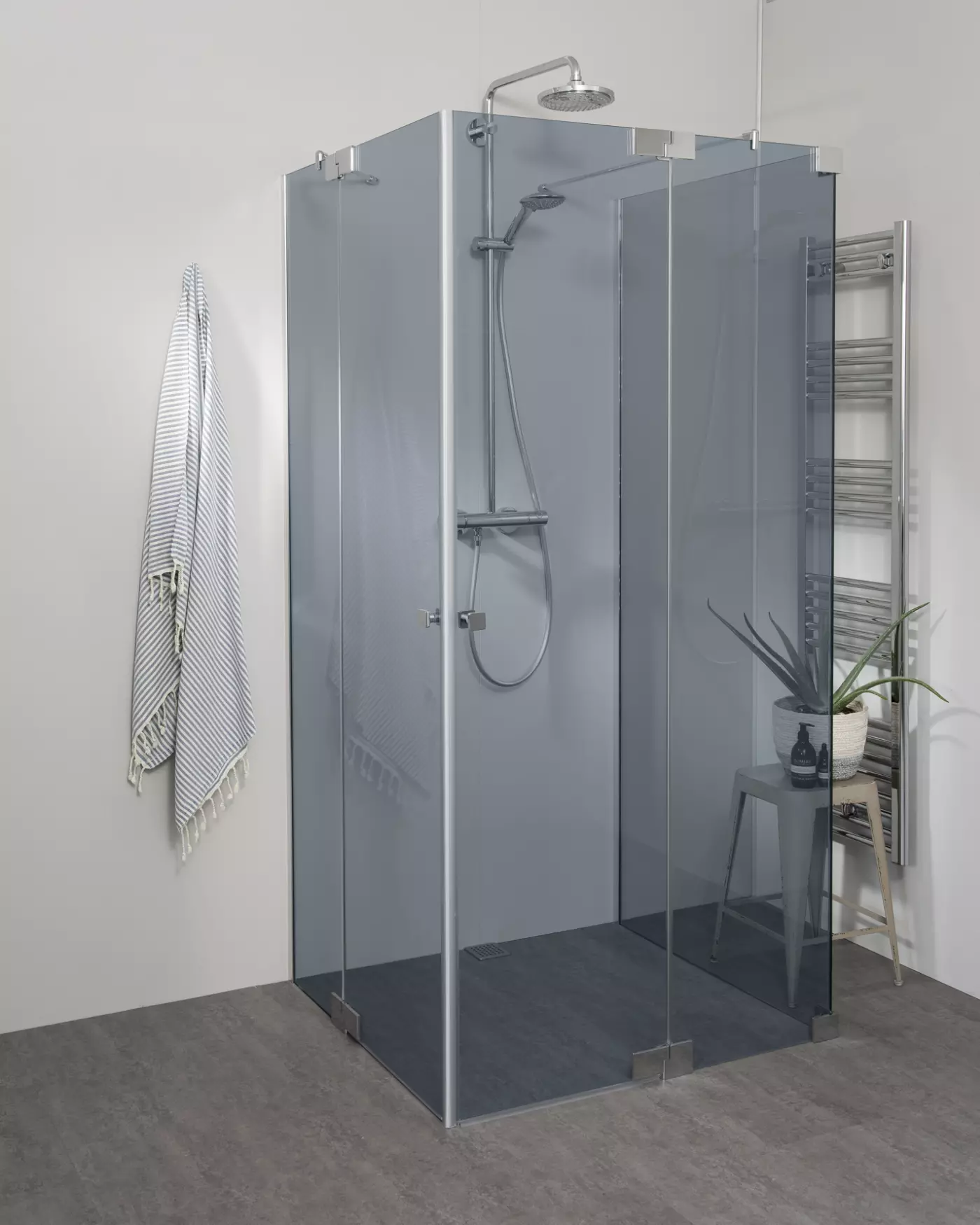 Teilgerahmte U Form Dusche mit 2 Pendeltüren als Eckeinstieg nach Maß