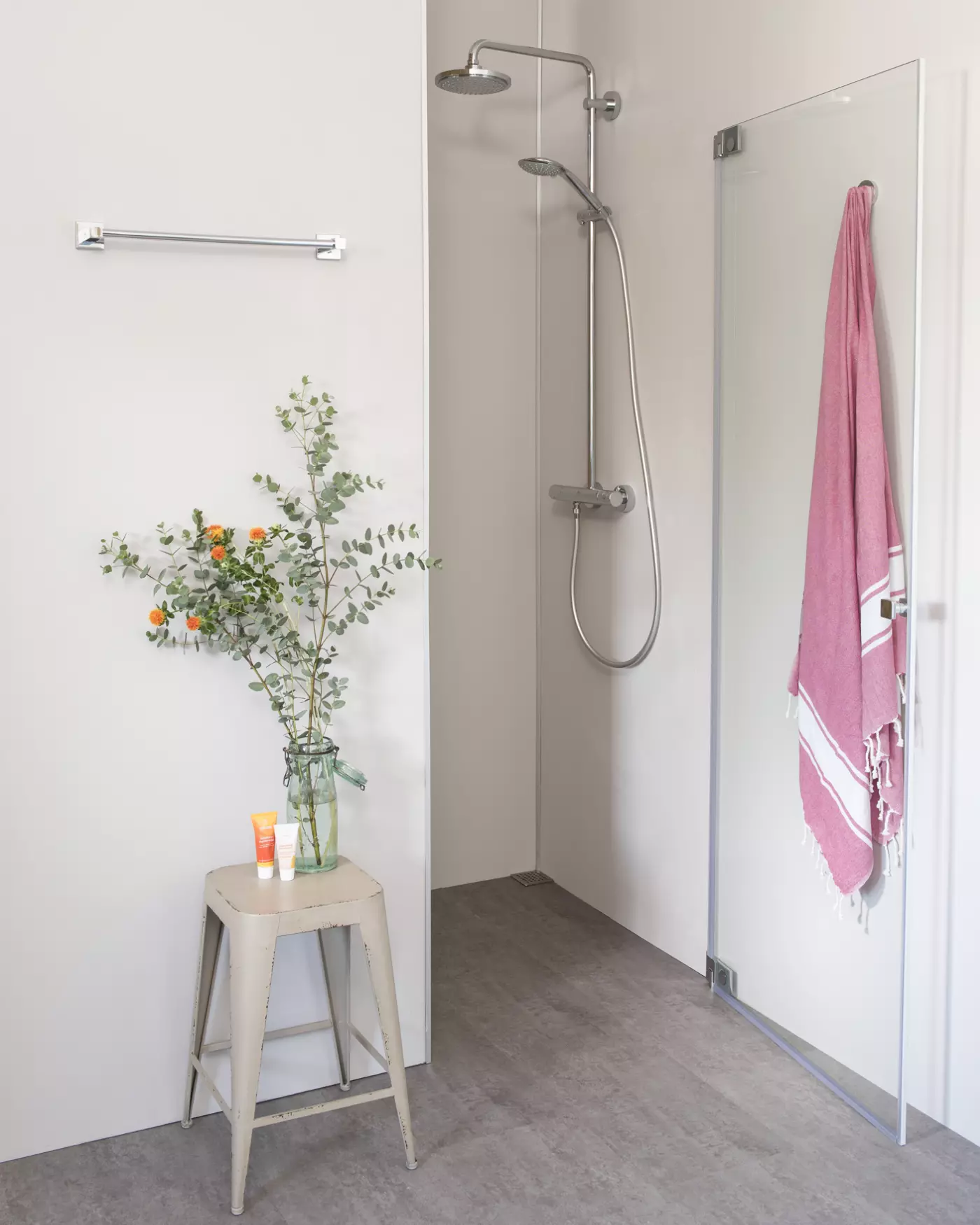 Nischendusche mit Pendeltür an Wand Sondermaße