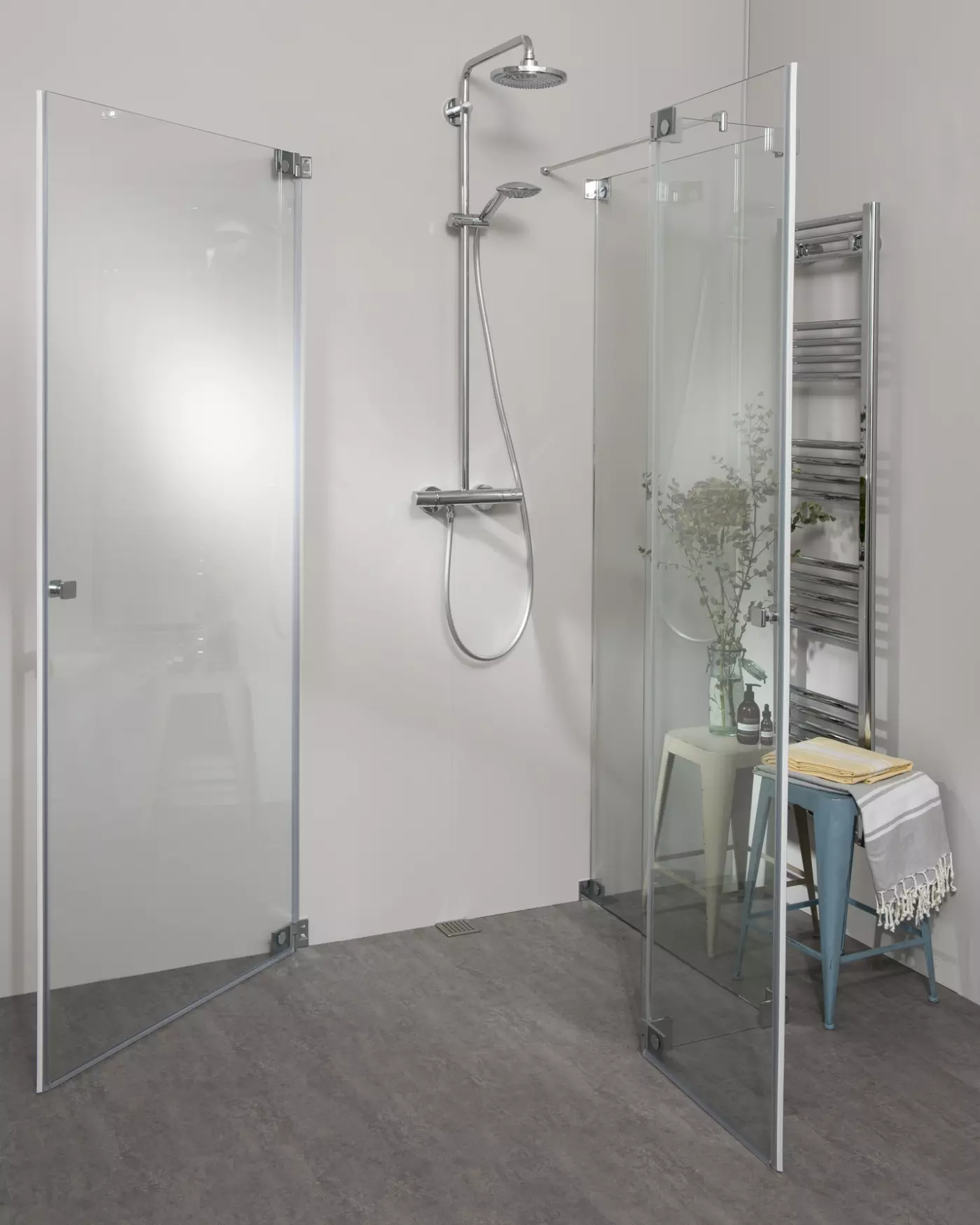 VSG Duschkabine U Form neben Badewanne mit 2 Pendeltüren & Festwand nach Maß