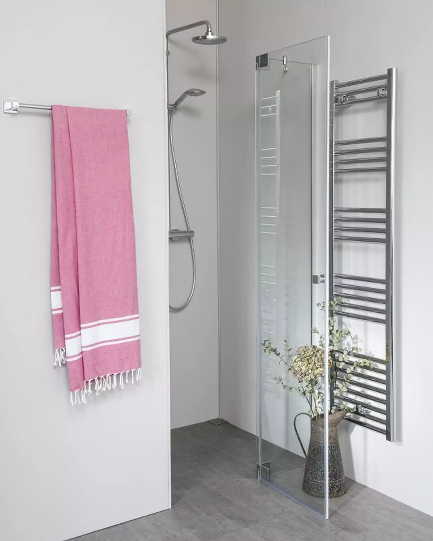 Teilgerahmte Nischendusche mit Pendeltür