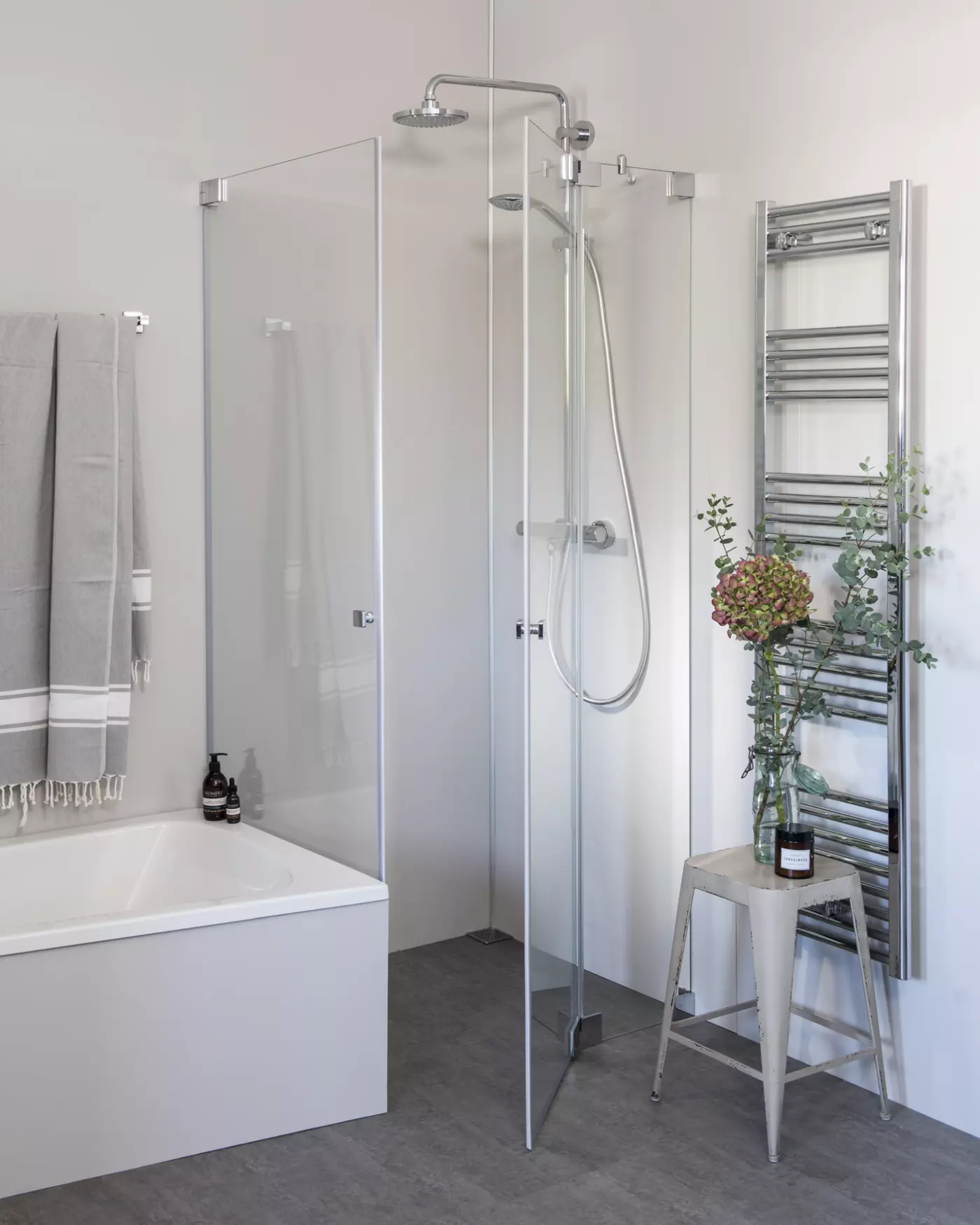 Eck Duschkabine neben Badewanne mit 2 Pendeltüren, Sondermaße groß