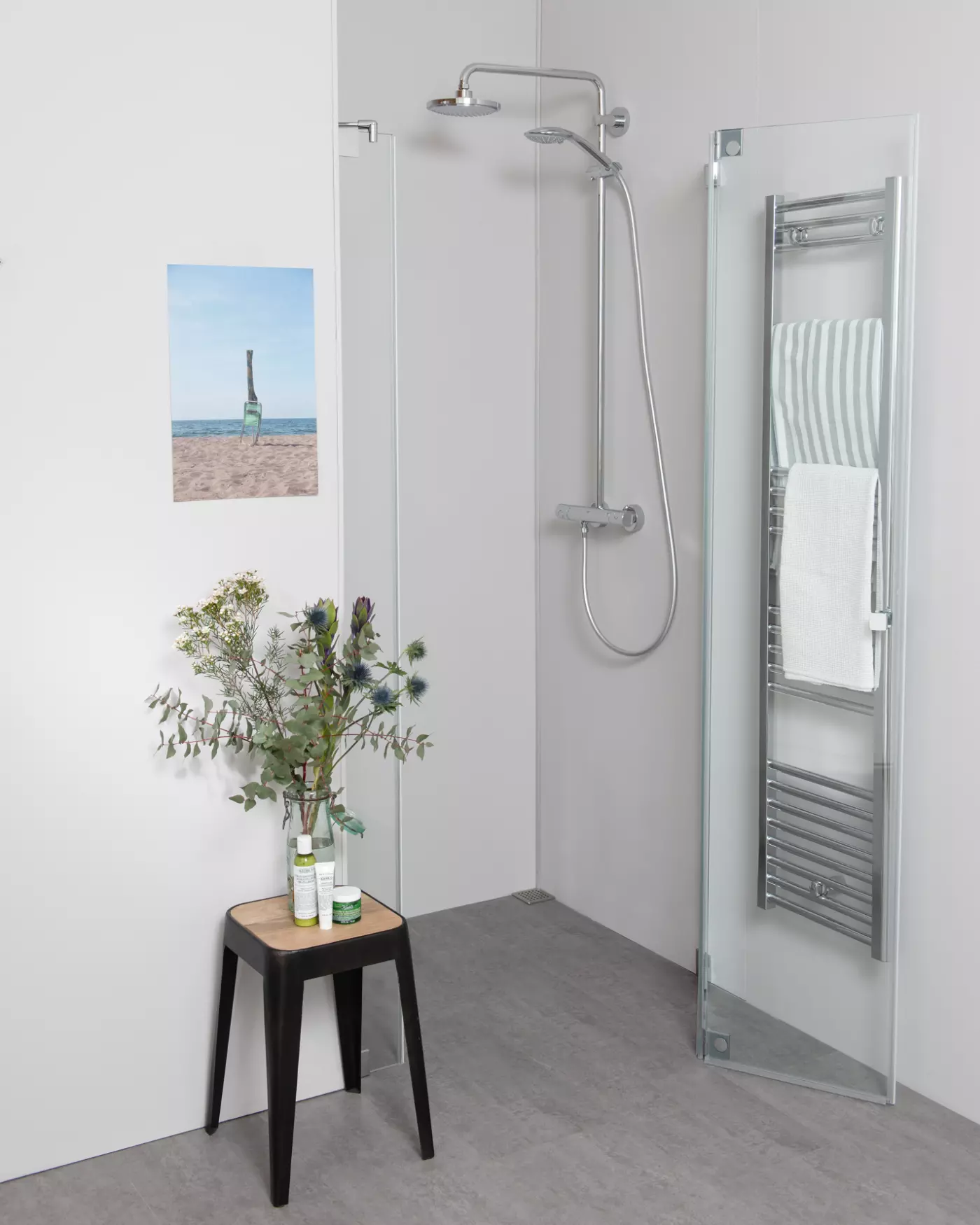 Nischendusche mit Falttür an Wand und Zusatz-Festteil, Sondermaße groß