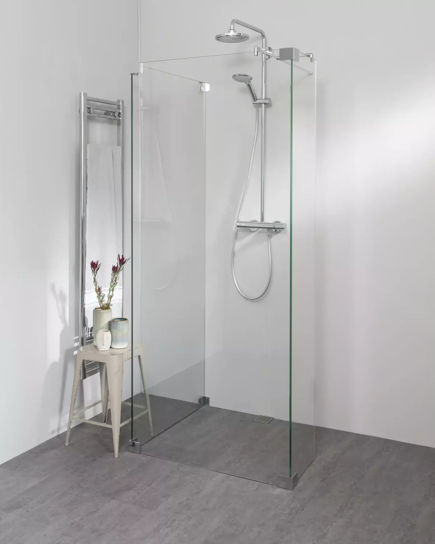 Begehbare Dusche: Große Walk In Duschwand mit Glas Seitenwand und Festteil