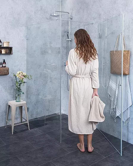 Große Eckdusche mit Festwand & Tür an Wand