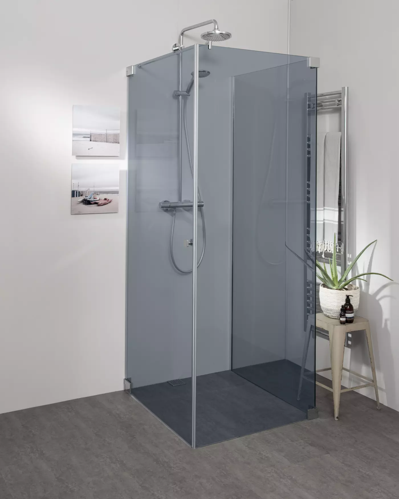 Teilgerahmte U Form Dusche mit Pendeltür an Wand Maßanfertigung
