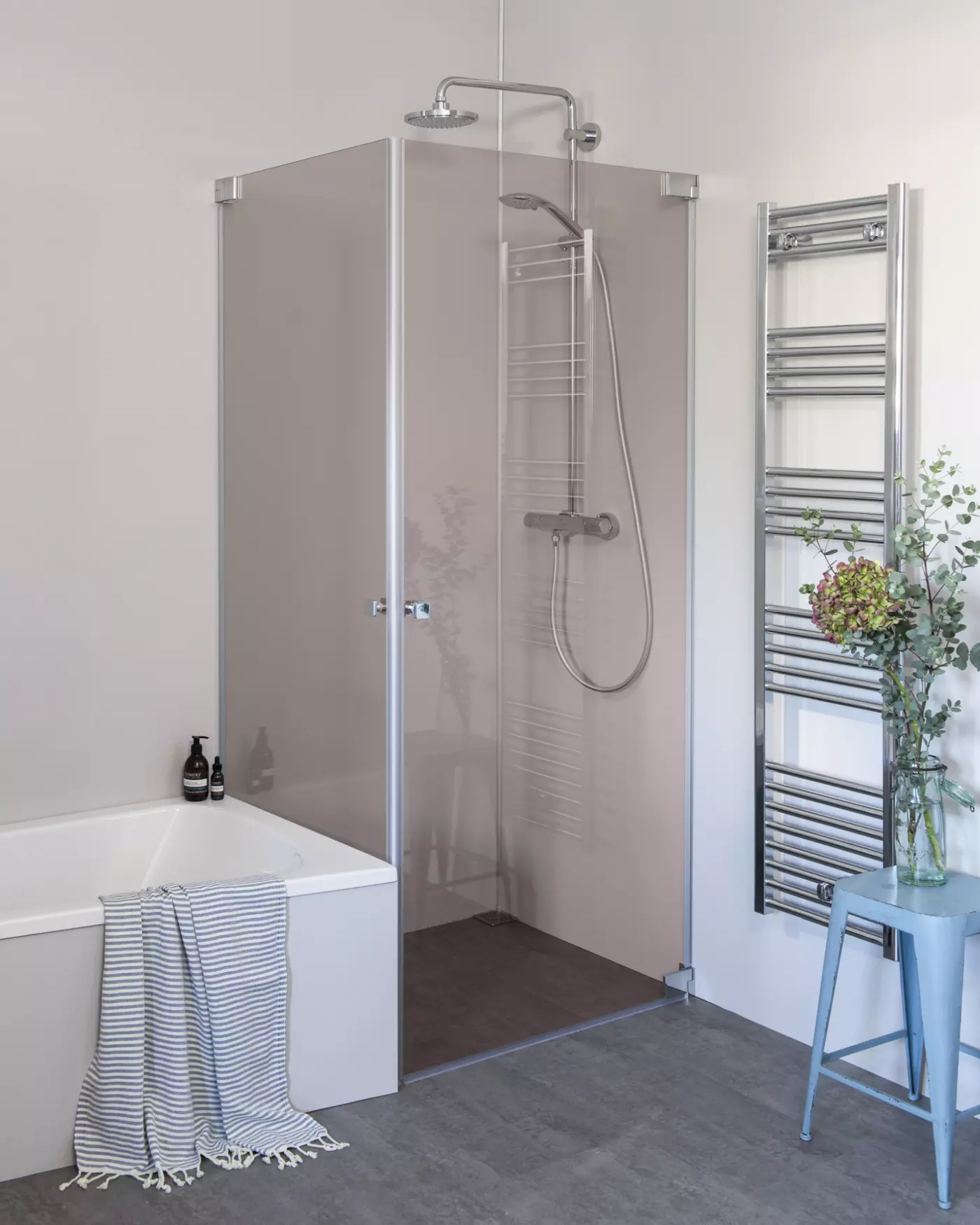Eck Duschkabine neben Badewanne mit 2 Pendeltüren an Wand nach Maß