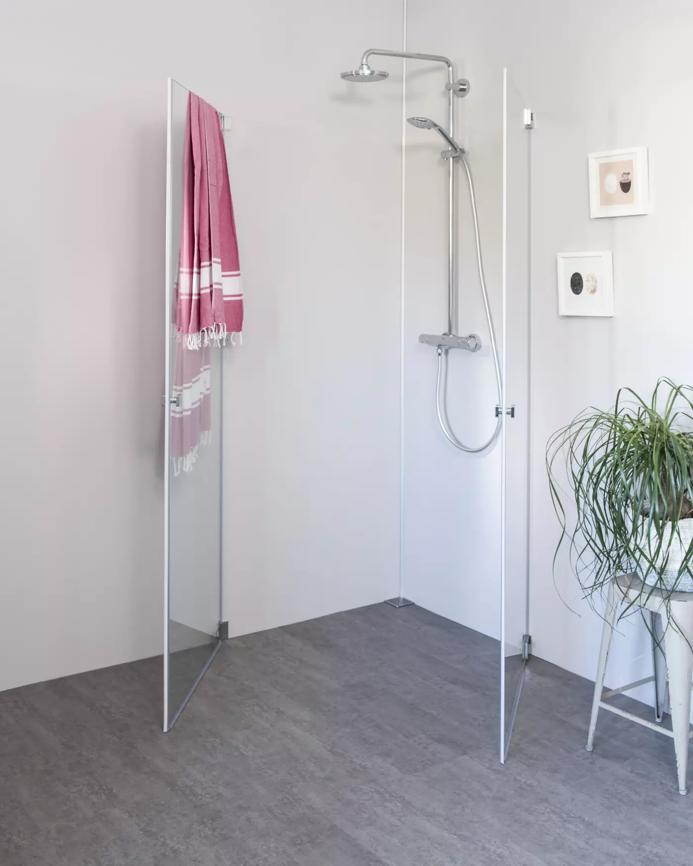 Eckdusche 80x80 mit 2 Pendeltüren an Wand & Duschwanne