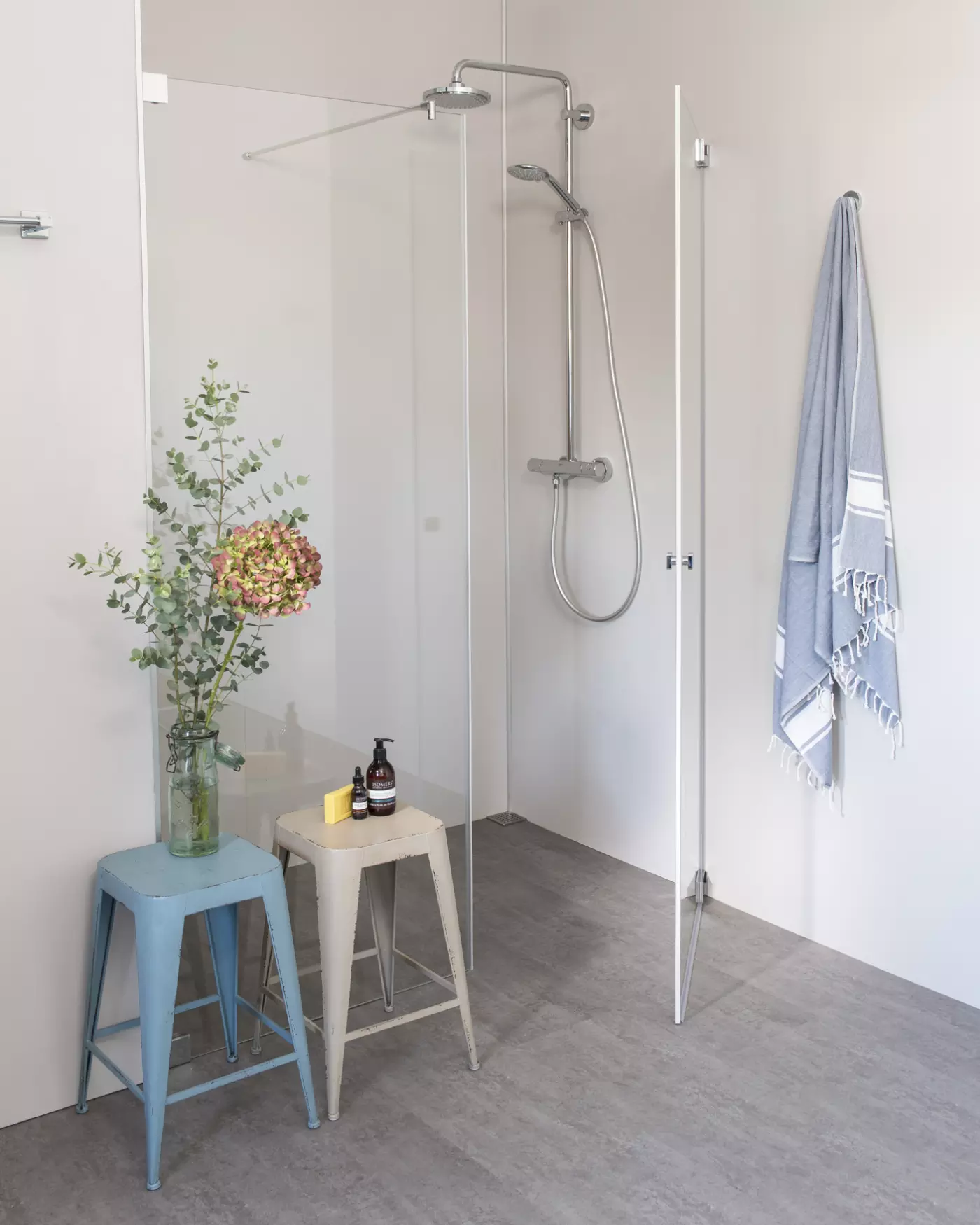 Nischendusche mit Pendeltür an Wand und zusätzlicher Festwand