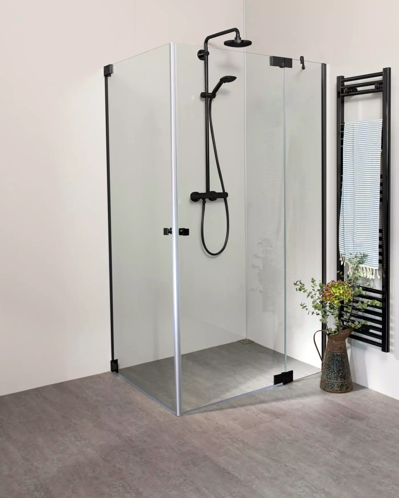 Teilgerahmte Eckdusche neben Badewanne mit 2 Pendeltüren, groß
