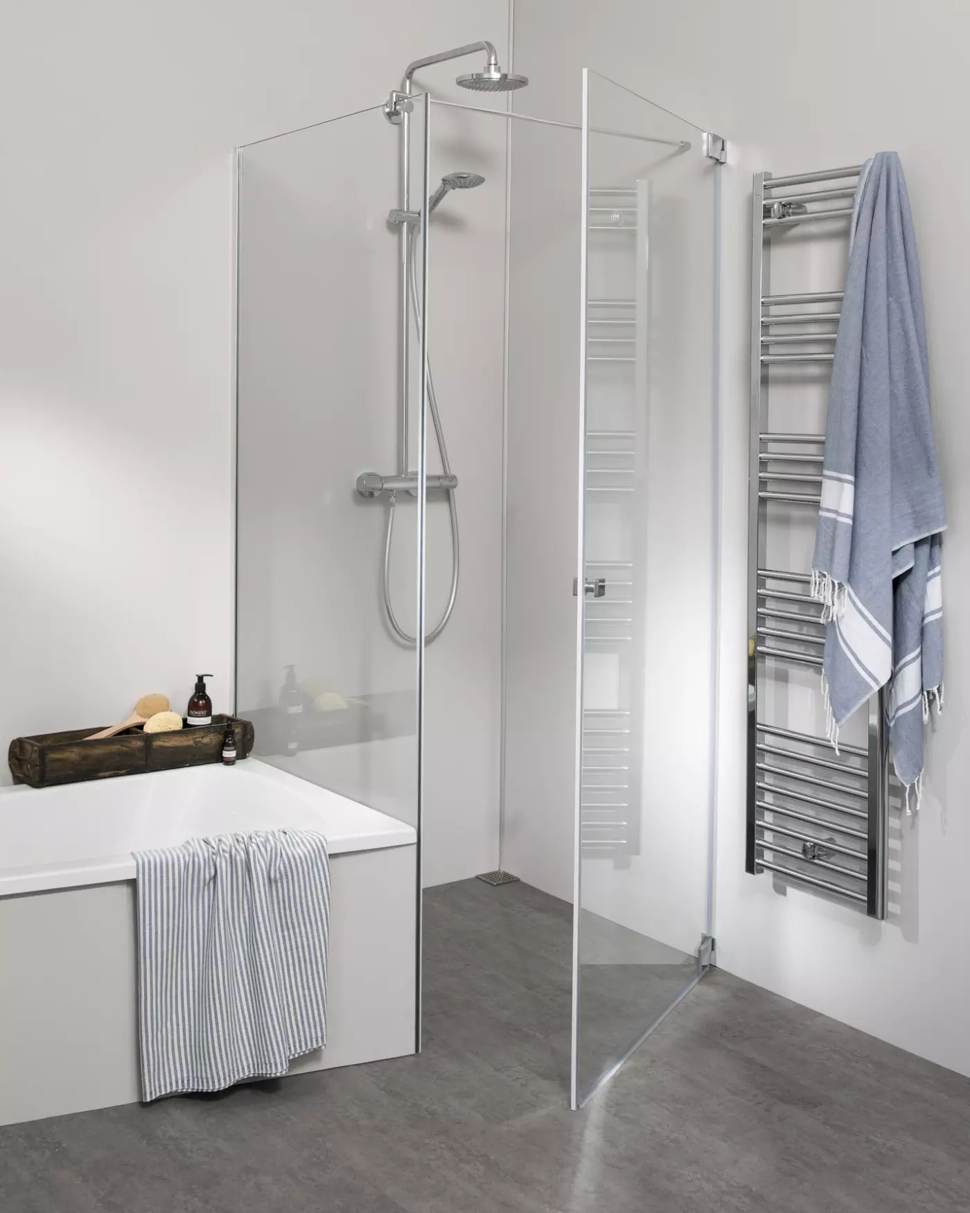 Teilgerahmte Eck Duschkabine mit verkürzter Festwand neben Badewanne und Pendeltür an Wand