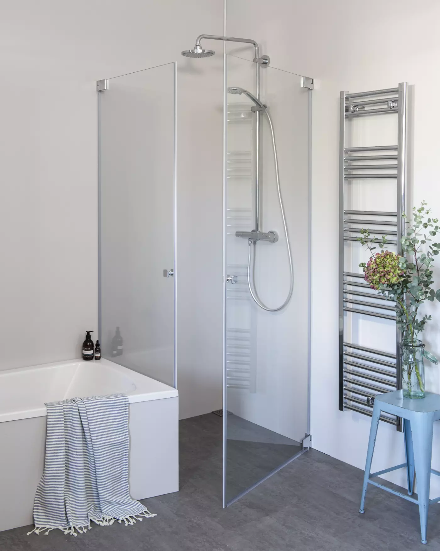 Eck Duschkabine neben Badewanne mit 2 Pendeltüren an Wand, Sondermaße