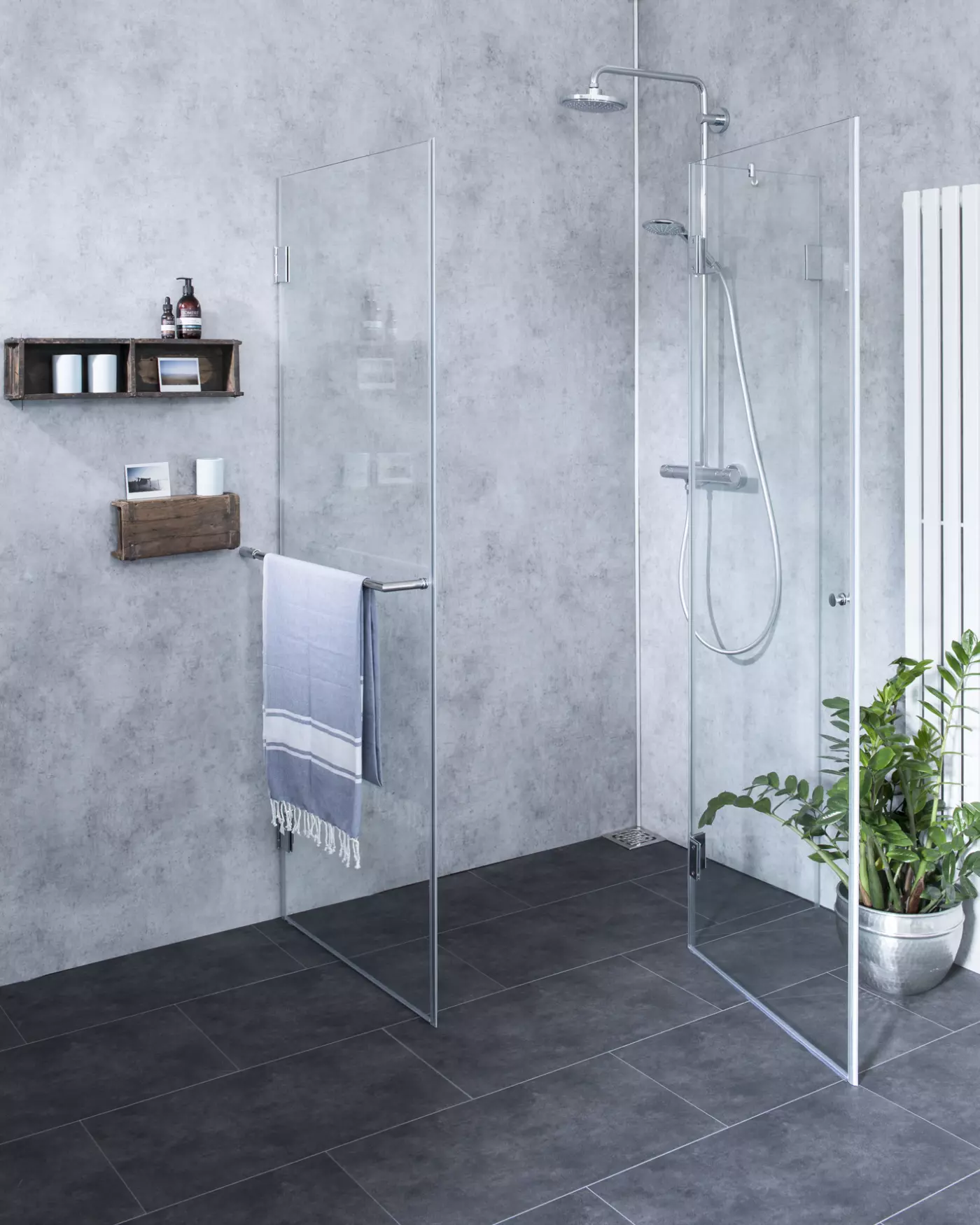 Große Eckdusche mit Festwand und Tür an Festteil