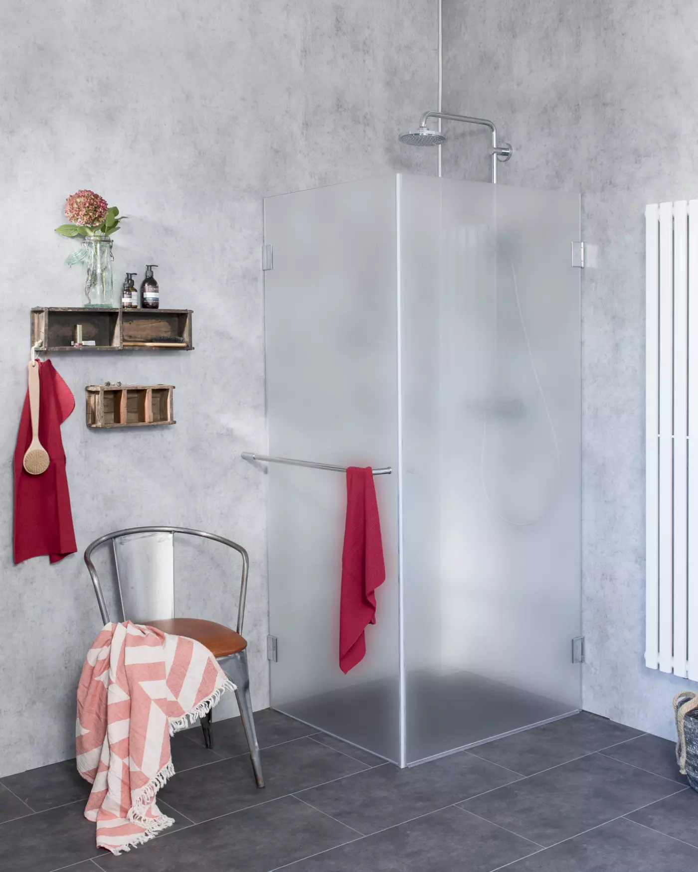 Eck Duschkabine mit voll öffnender Türe und Glaswand nach Maß