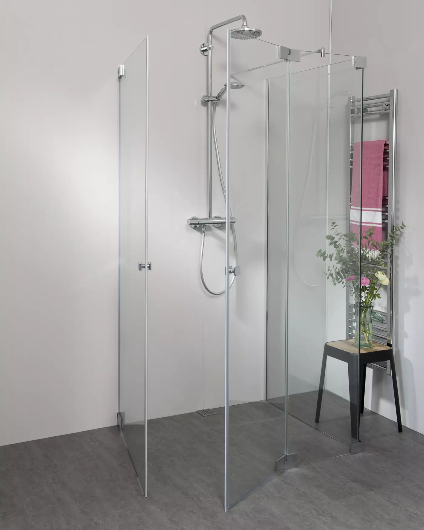 Duschkabine U Form neben Badewanne mit 2 Pendeltüren & Festwand teilgerahmt, Sondermaße