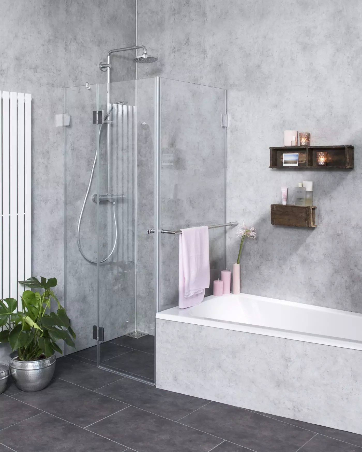 Große bündige Duschkabine neben Badewanne mit verkürzter Seitenwand