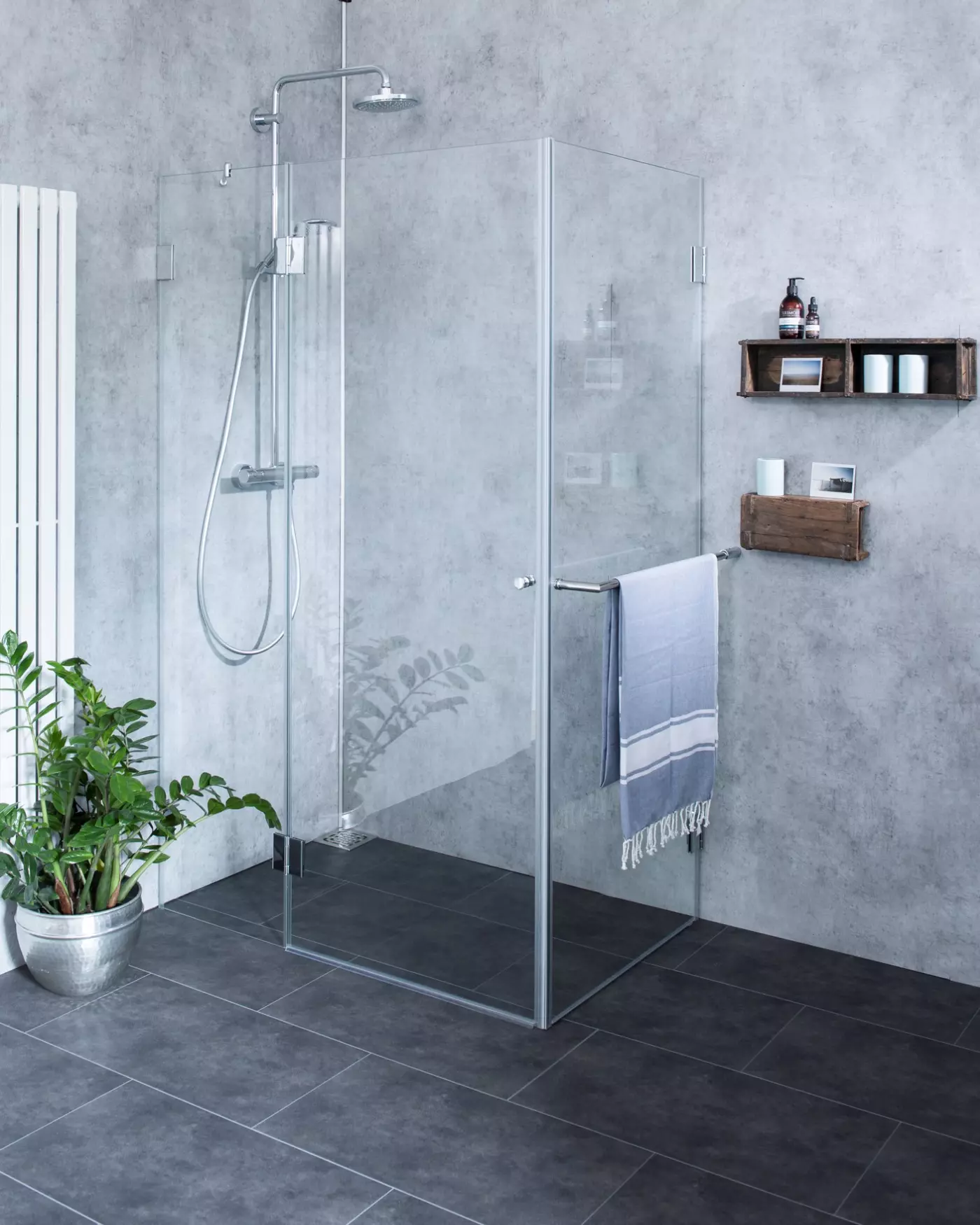 Große Eckdusche mit Festwand und Tür an Festteil