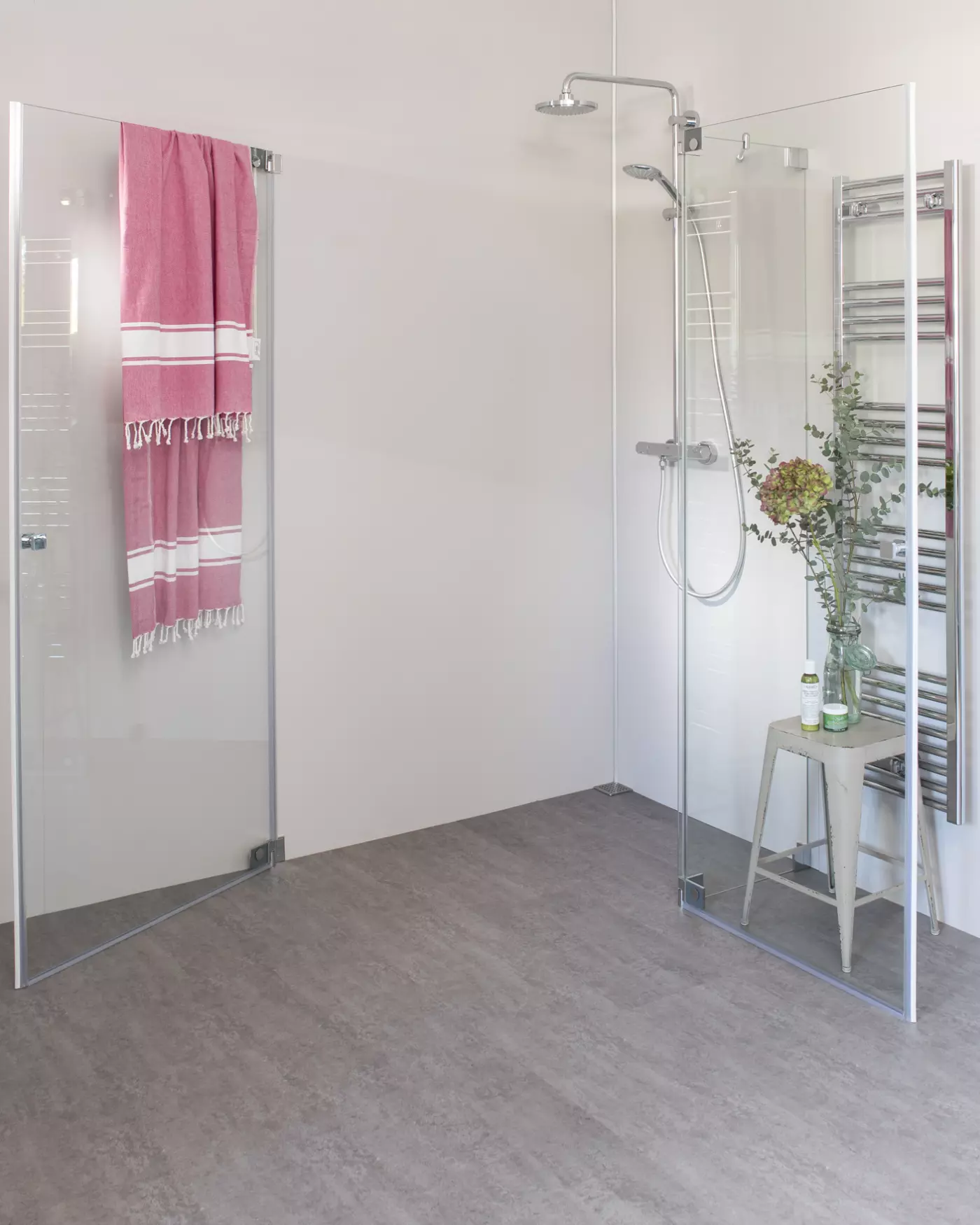 Eck Duschkabine mit Pendeltür an Wand und Pendeltür an Festteil, groß