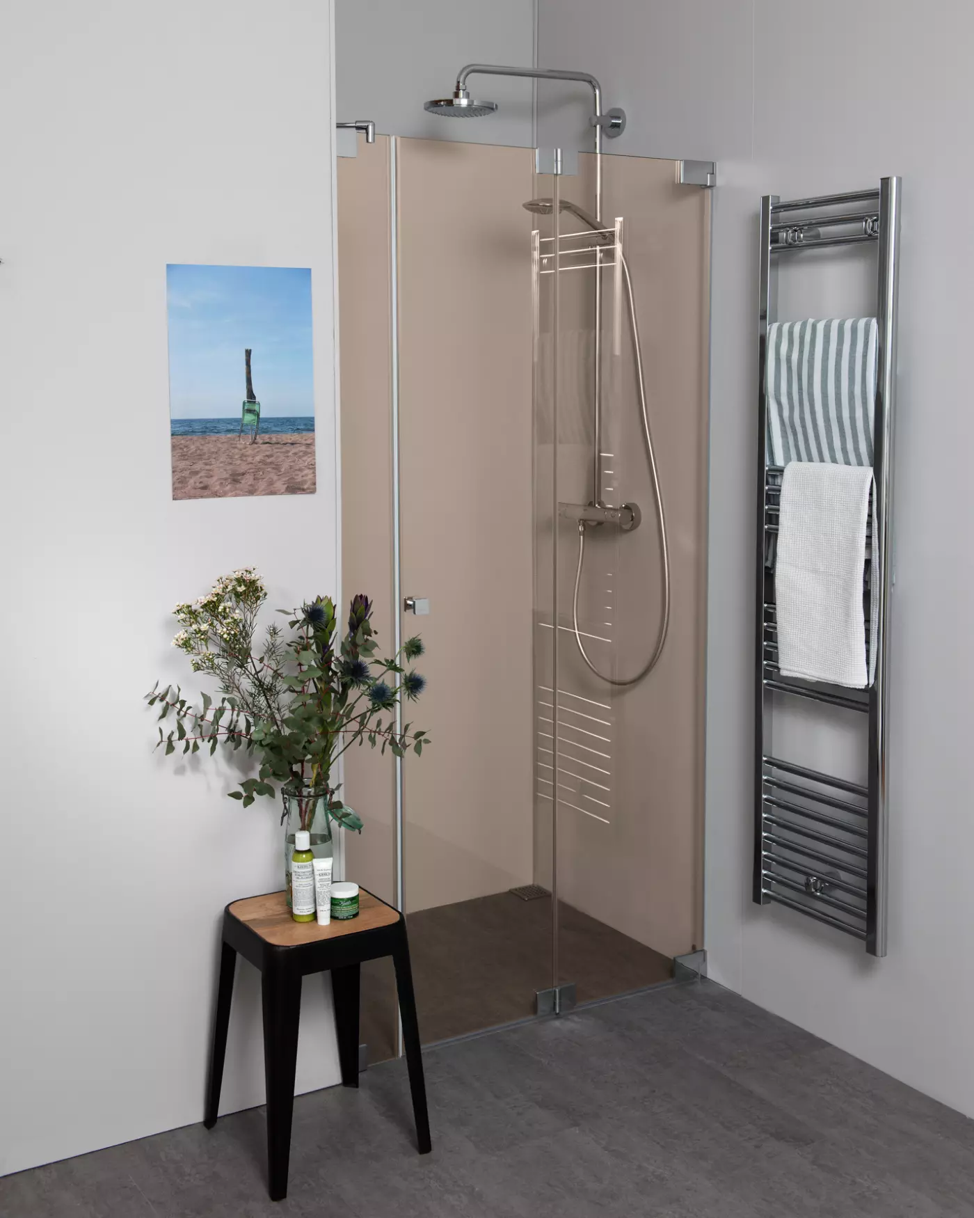 Nischendusche mit Falttür an Wand & Zusatz Festteil nach Maß