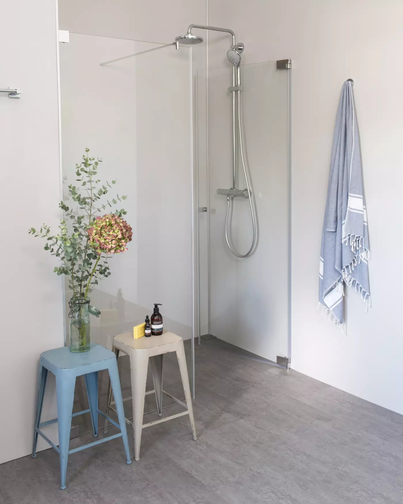 Nischendusche mit Pendeltür an Wand und zusätzlicher Festwand
