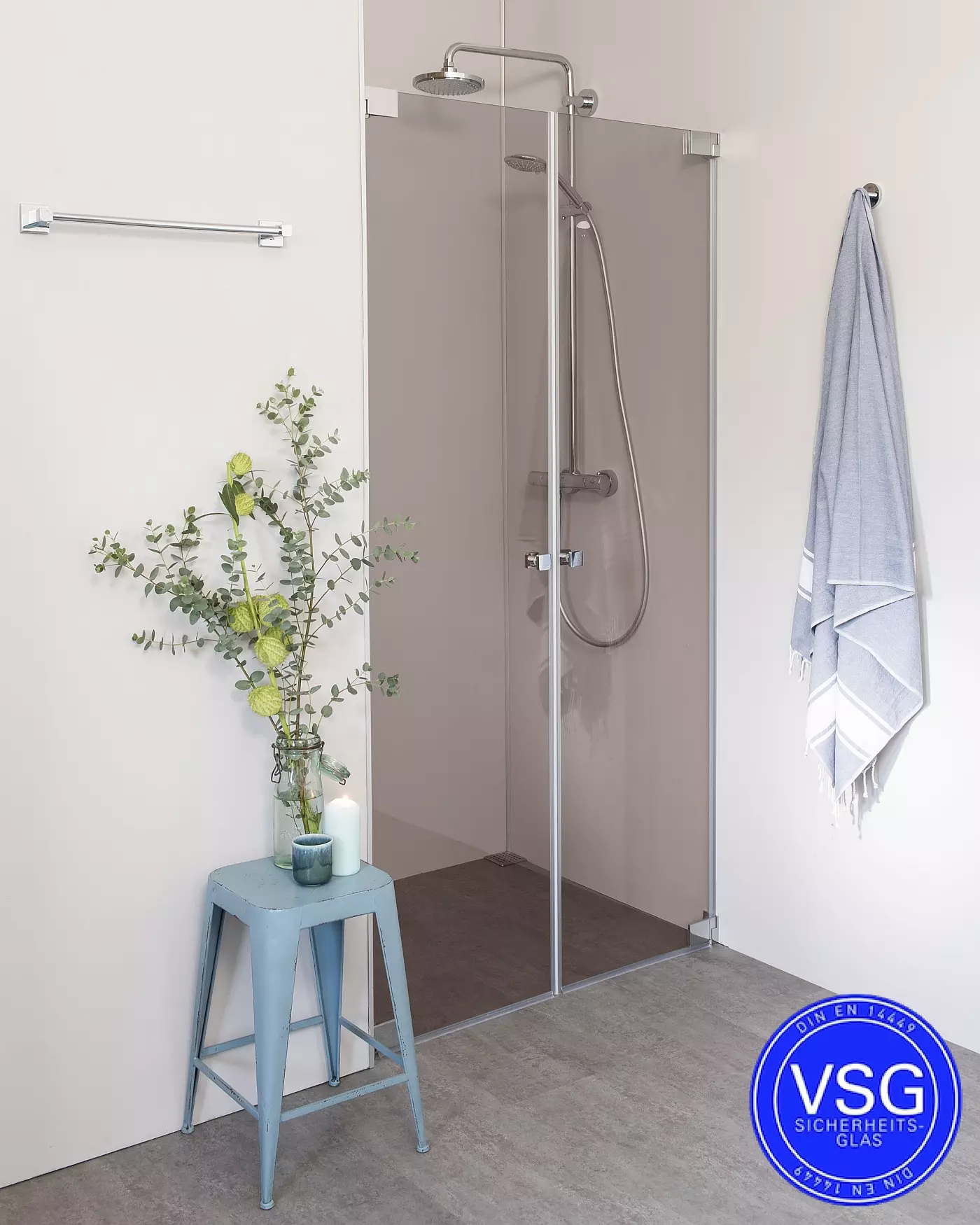 VSG Nischendusche mit Doppelpendeltür an Wand nach Maß