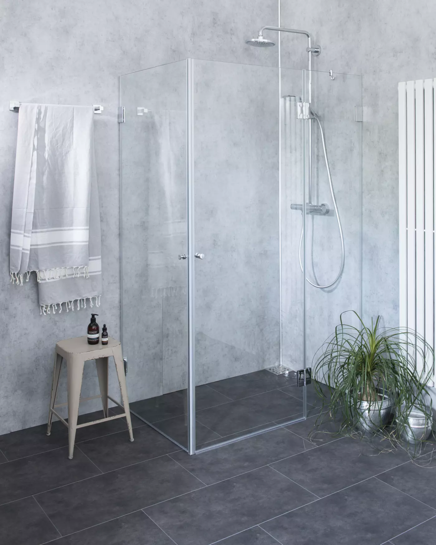 Große Eckdusche mit Innentür und Tür an Festteil