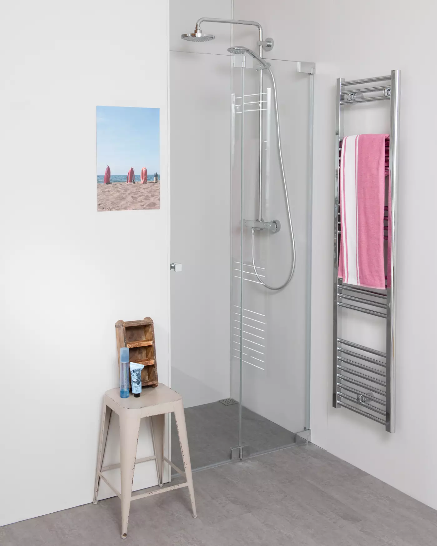 Nischendusche mit Falttür an Wand