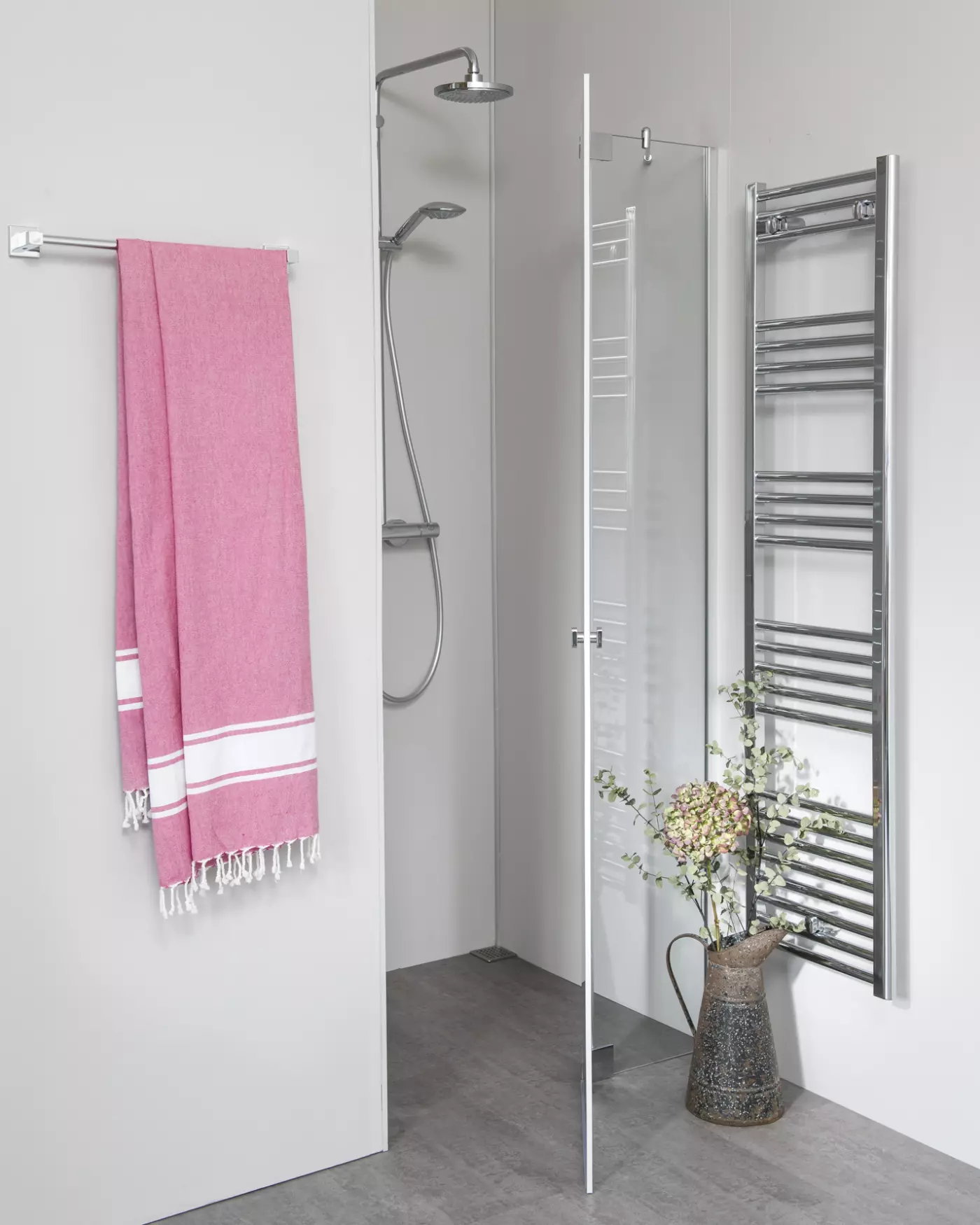 Teilgerahmte Nischendusche mit Pendeltür