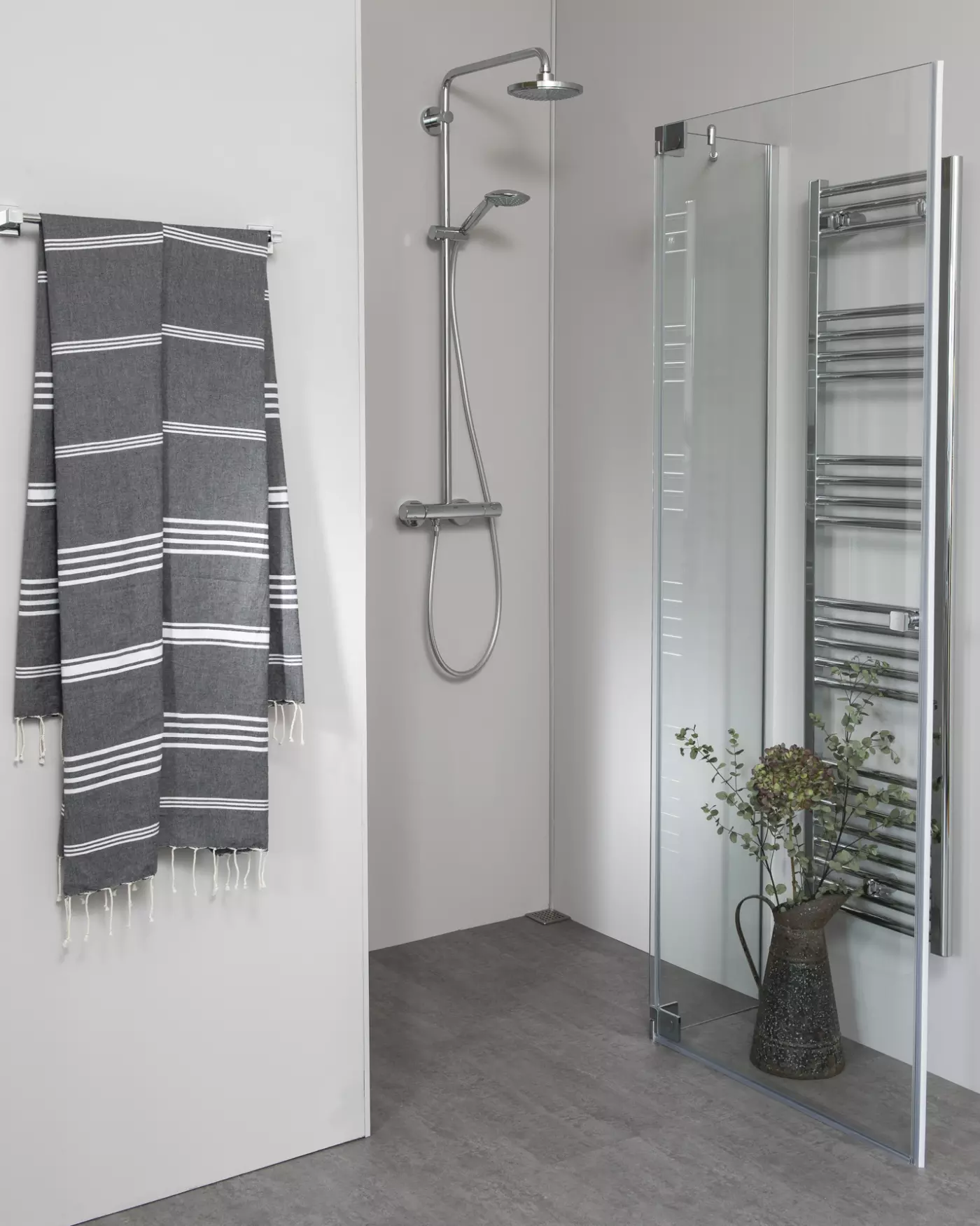 Teilgerahmte Nischendusche mit Pendeltür, Sondermaße groß