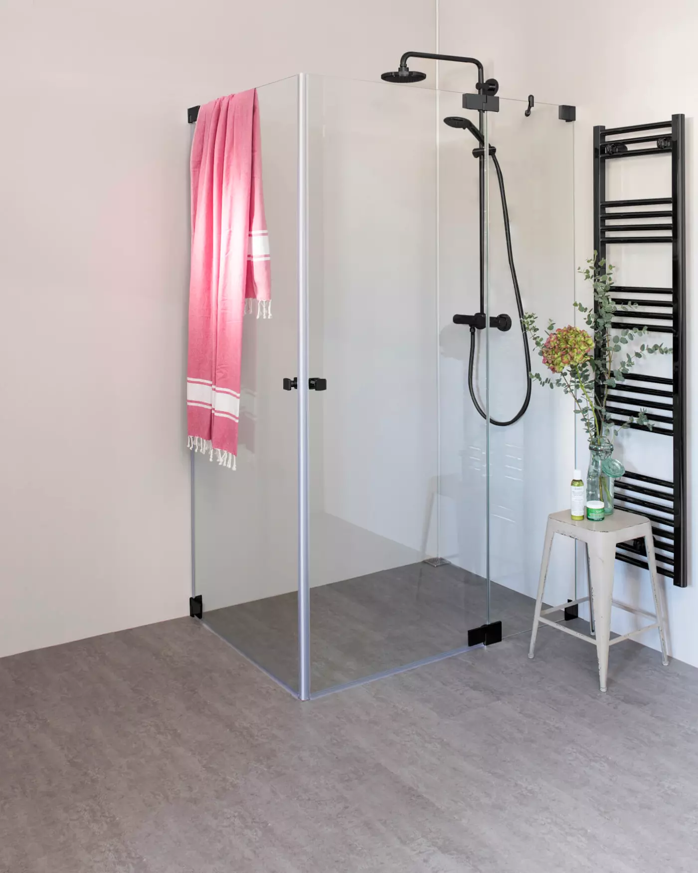 Eck Duschkabine mit Pendeltür an Wand und Pendeltür an Festteil, groß