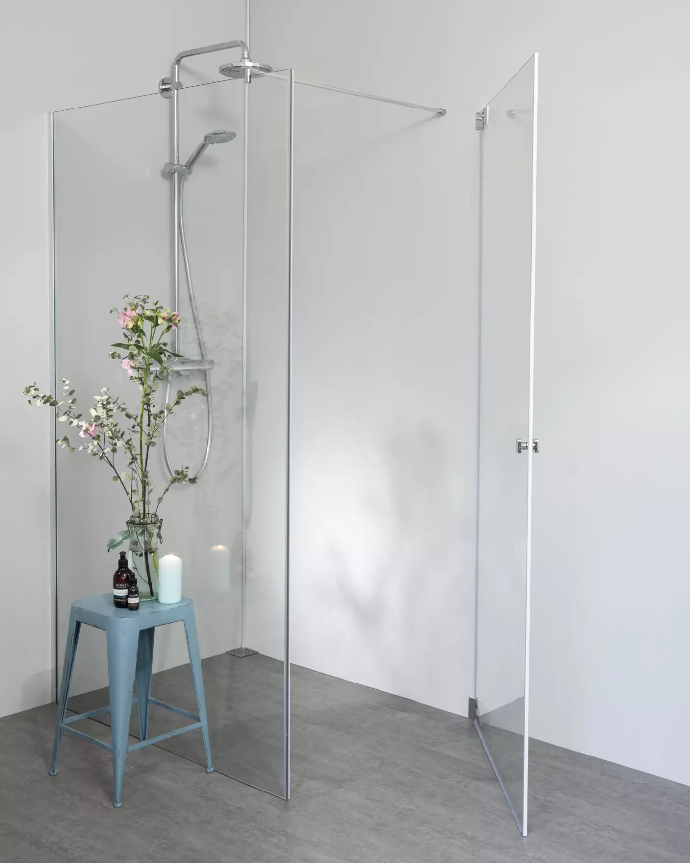 Teilgerahmte Eckdusche mit Pendeltür an Wand und Festwand 120cm