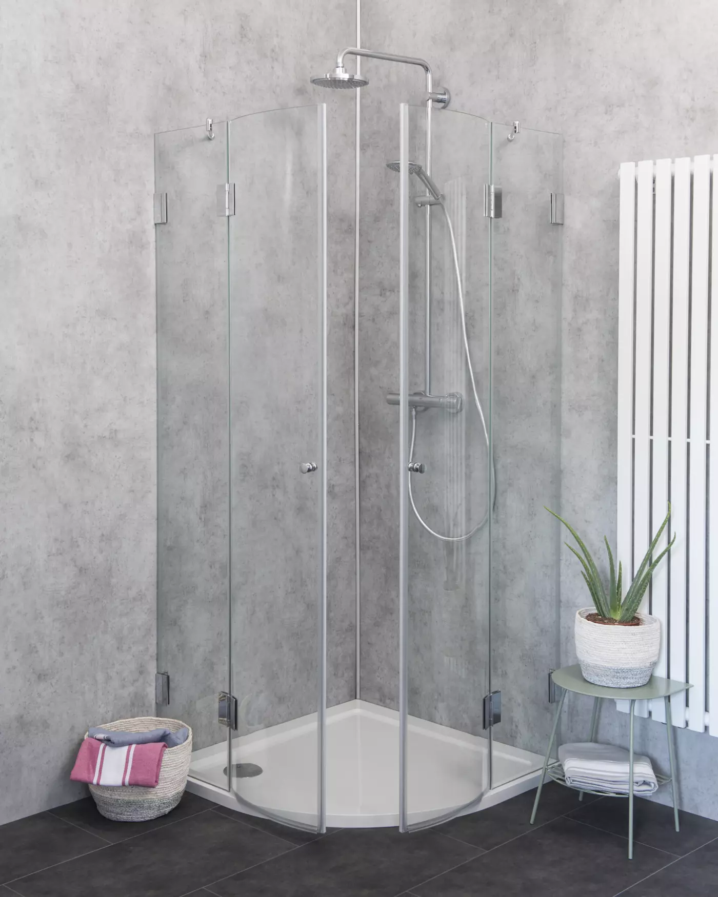 Viertelkreis-Dusche mit 2 Türen an Festteilen