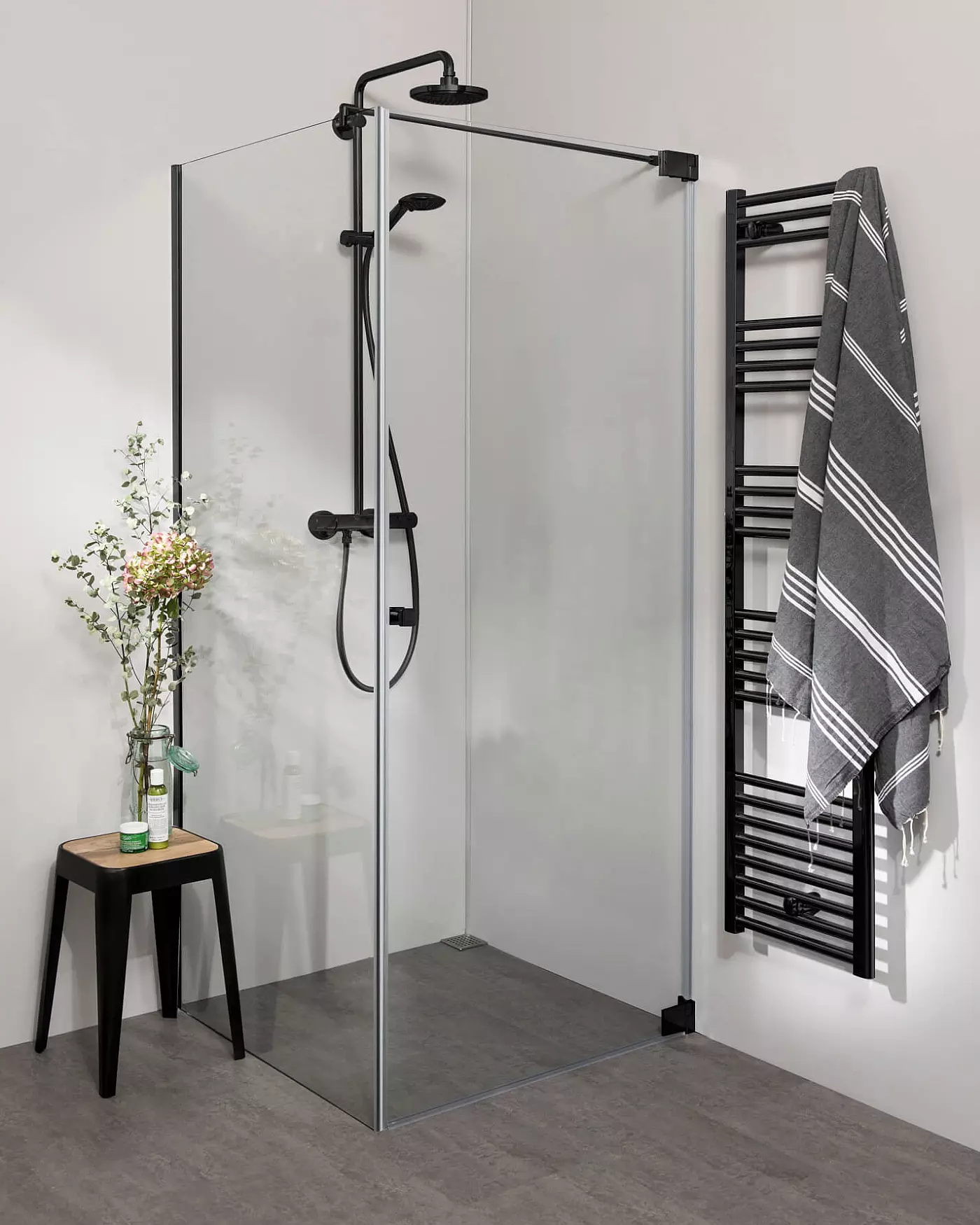 Teilgerahmte Eckdusche mit Pendeltür an Wand und Festwand