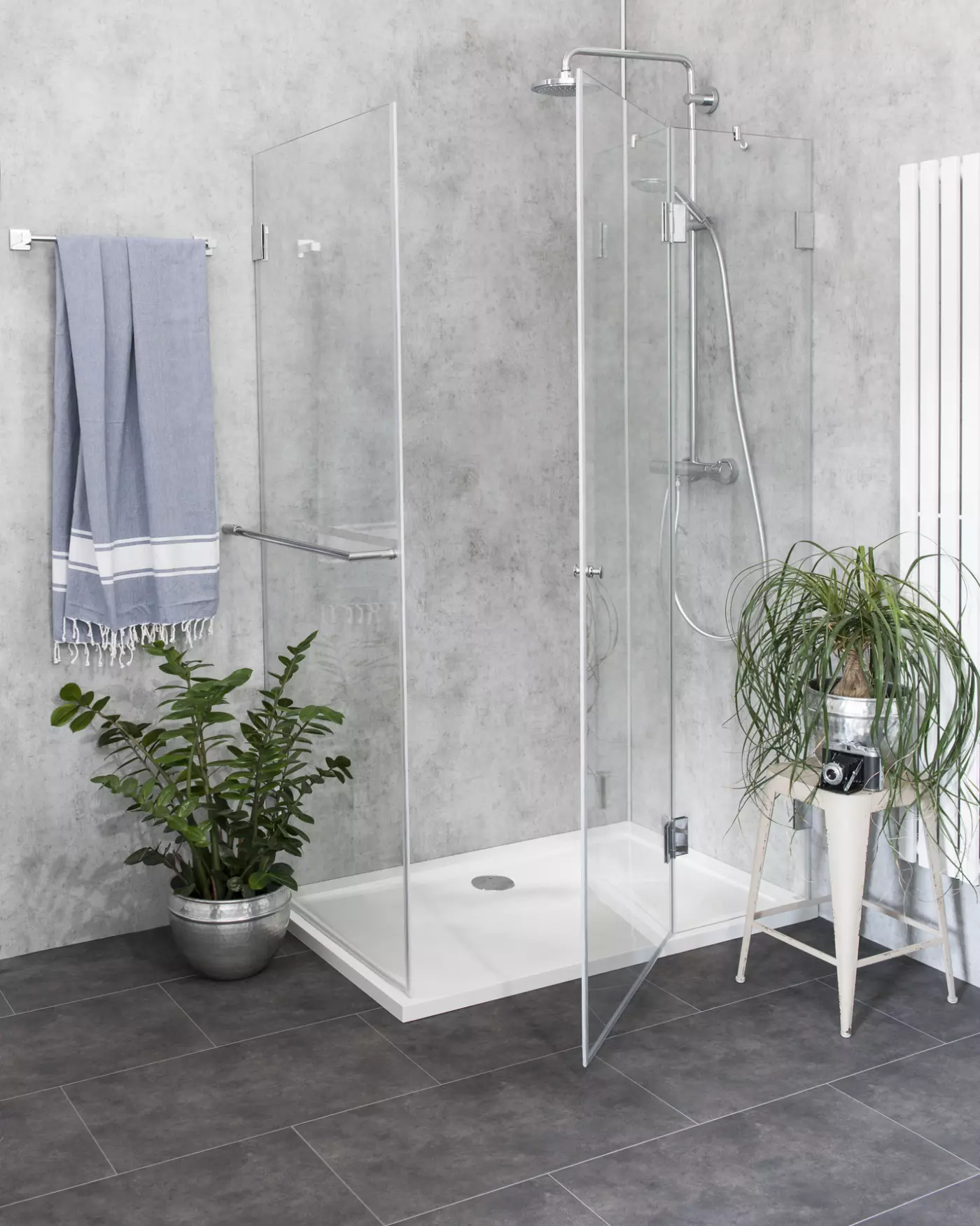 Große Eckdusche mit Festwand und Tür an Festteil